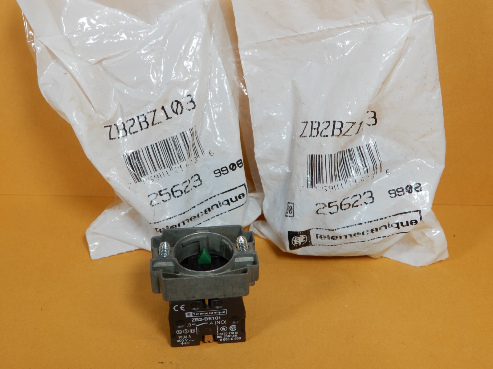 Telemechanique Push Button Blocks ZB2BZ103 w/one NO ZB2-BE101 Contact NOS Qty 3