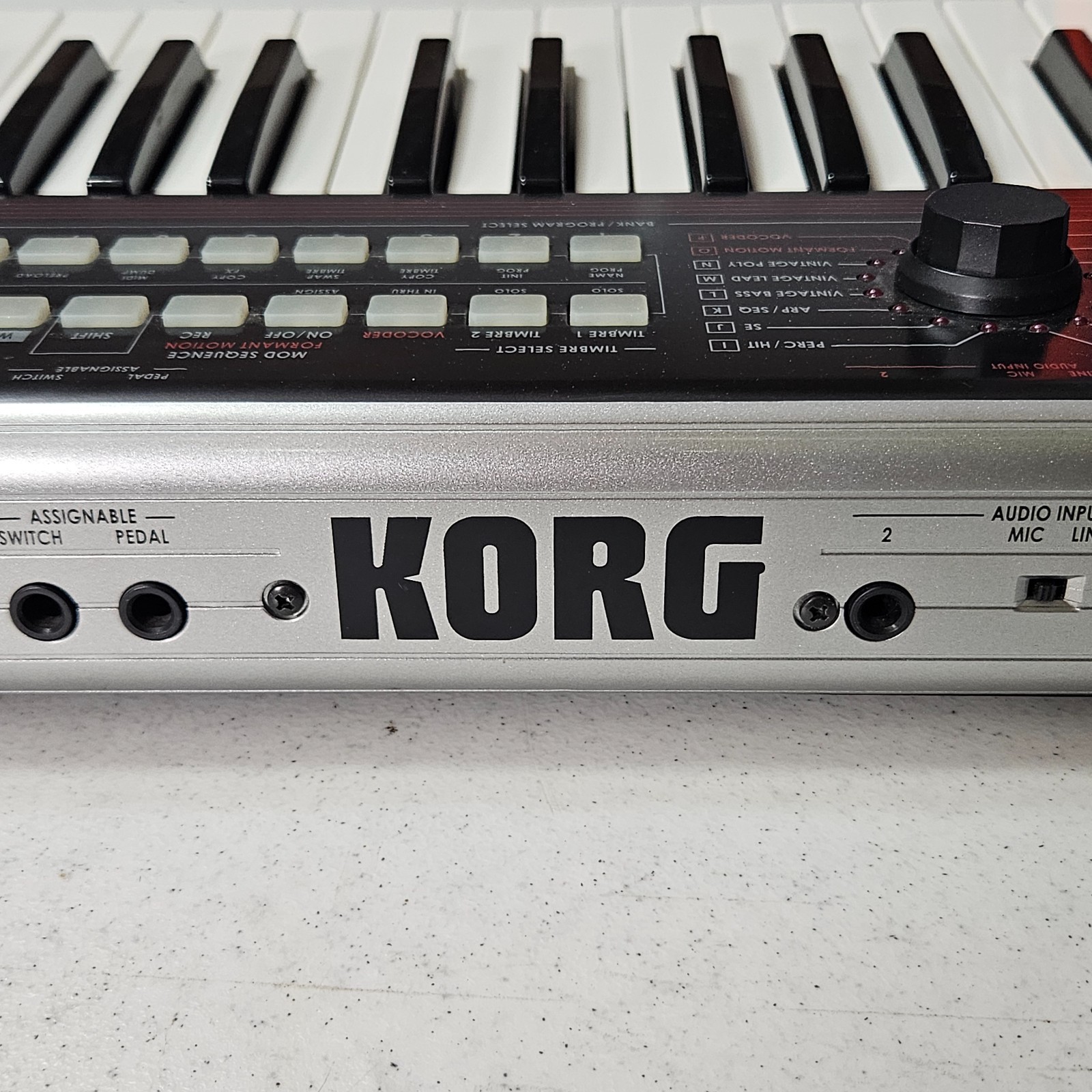 Korg R3 37 key Keyboard Vocoder Synth, with Mic + Power Supply