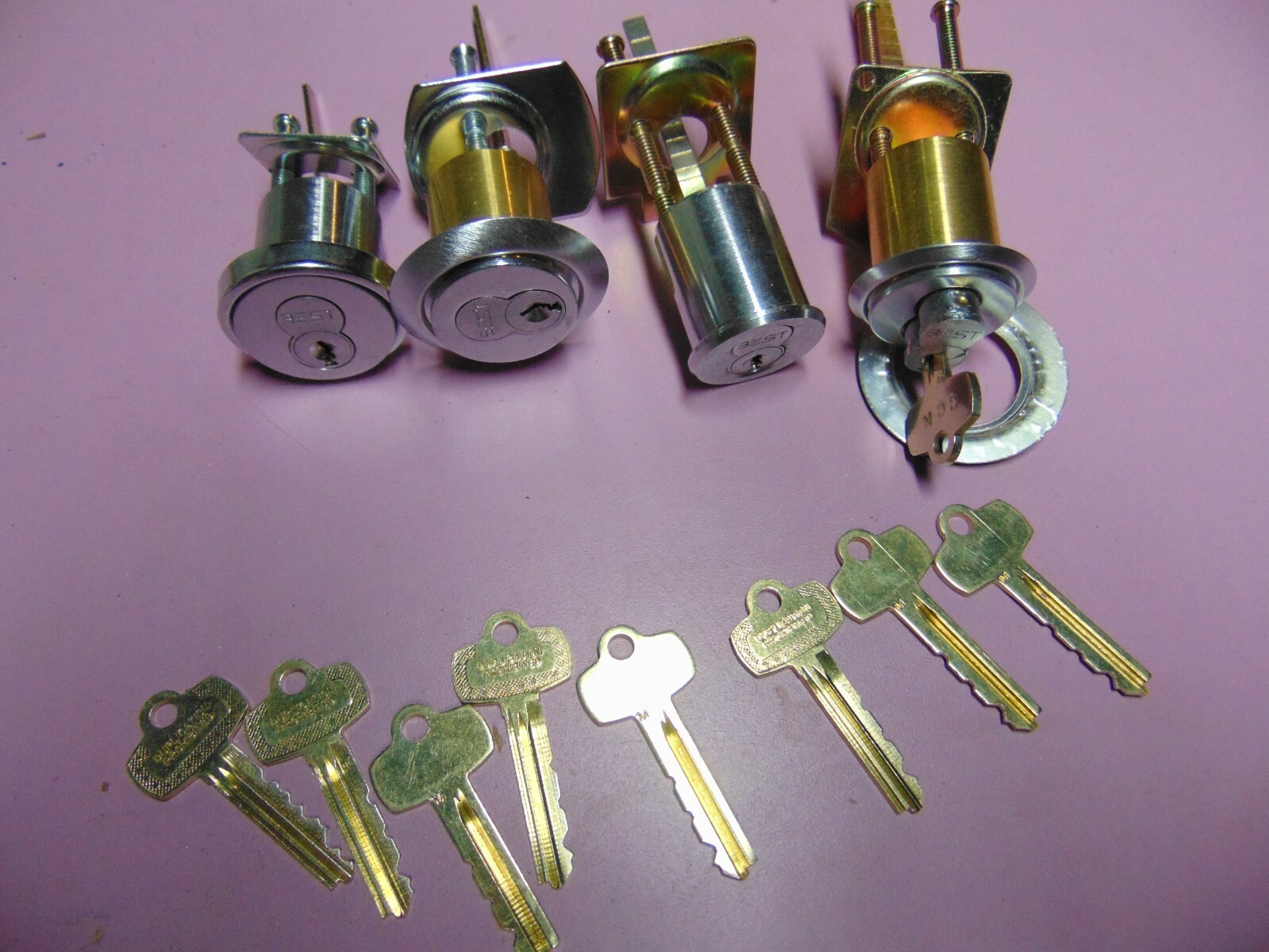 4 BEST LOOK ALIKE  RIM  LOCKS  WITH 8 KEYS AND 1 CON. KEY      LOCKSMITH
