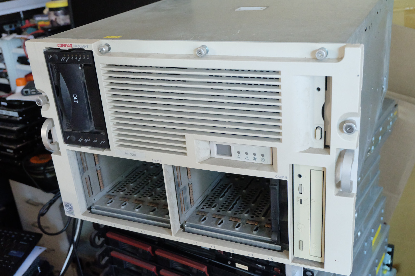 Compaq Proliant ML530 G1 6U rackmount server dual 1GHz P3 Xeon / 2GB / 0HD