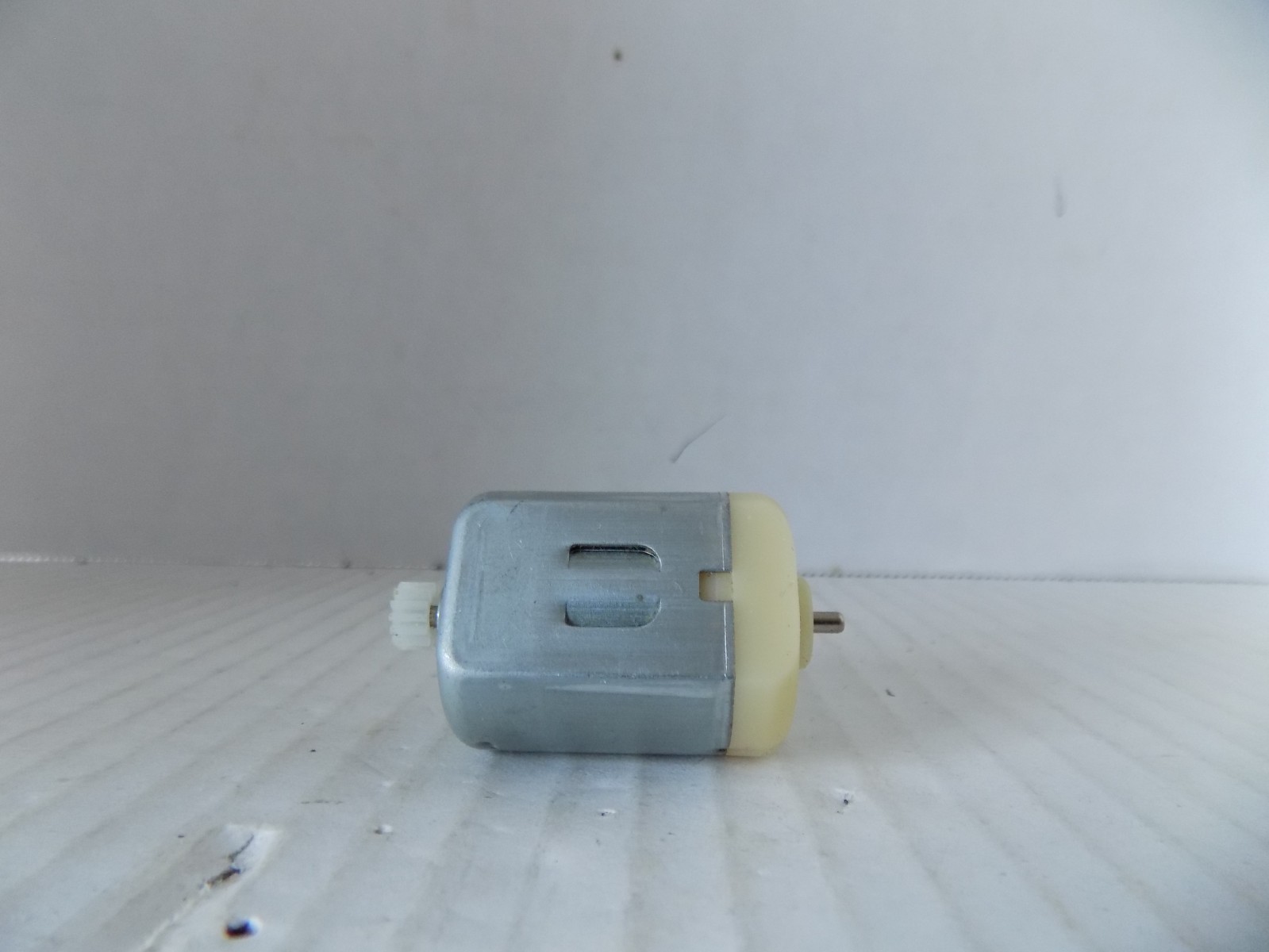 HO SCALE 12 VOLT MOTOR NEW / TESTED (Z) PO