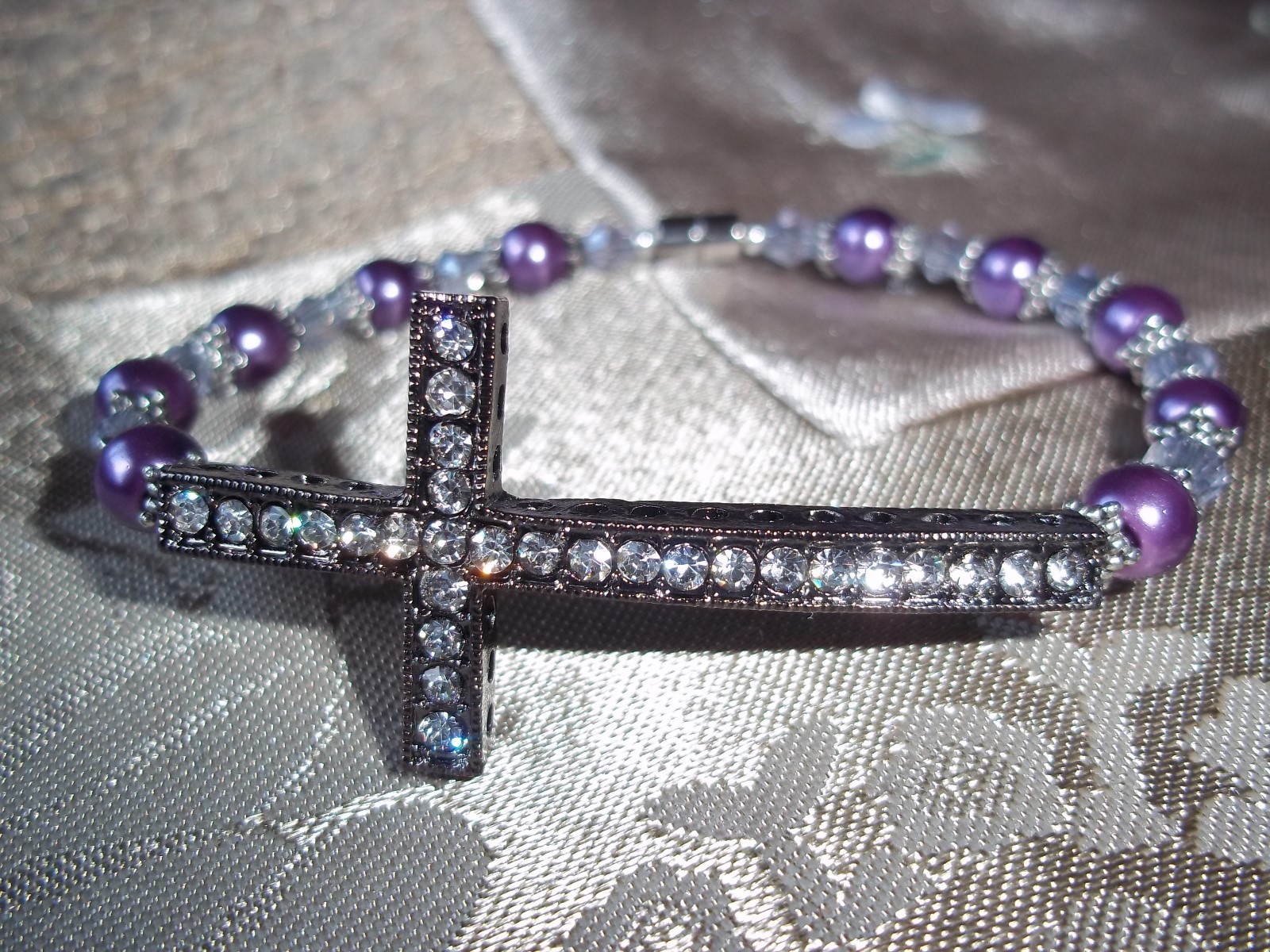 7 1/2 in PURPLE Pearl & PURPLE Crystal Bead Cross MAGNETIC Clasp Bracelet  L-13