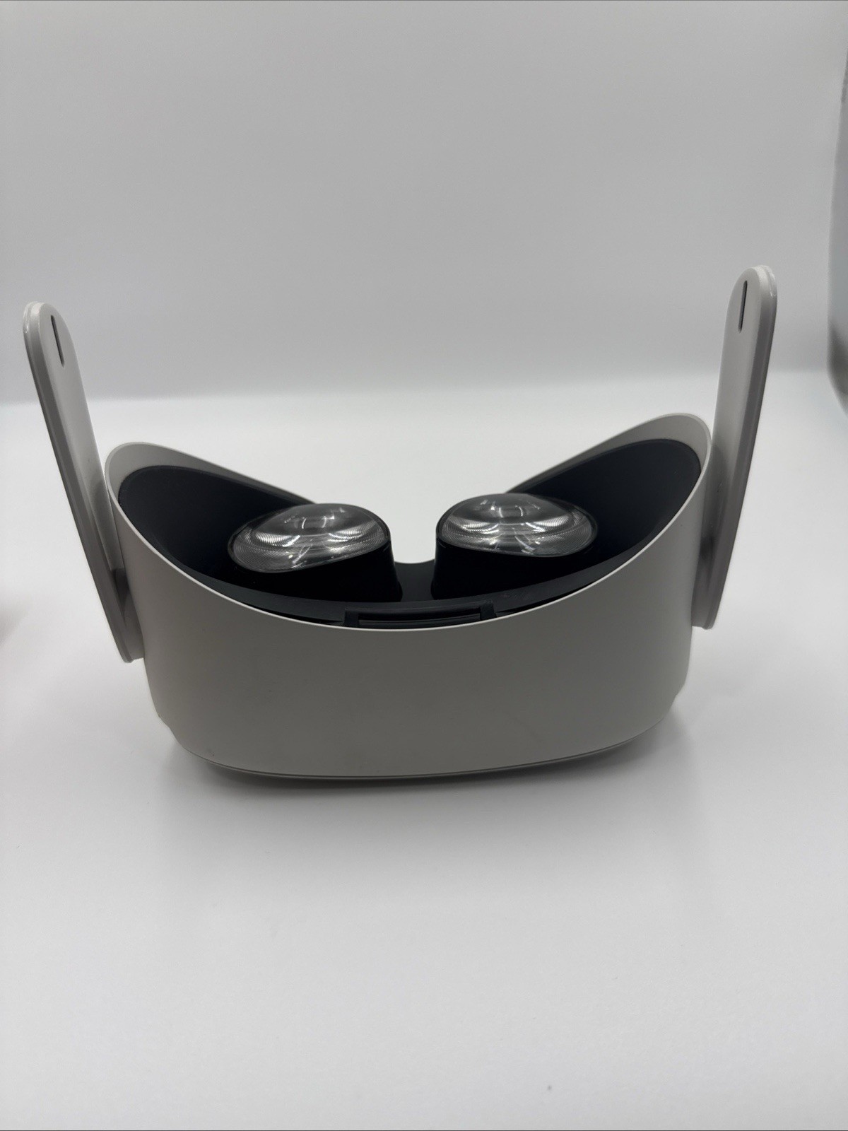 Meta Oculus Quest 2 Standalone VR Headset - White HEADSET ONLY Read