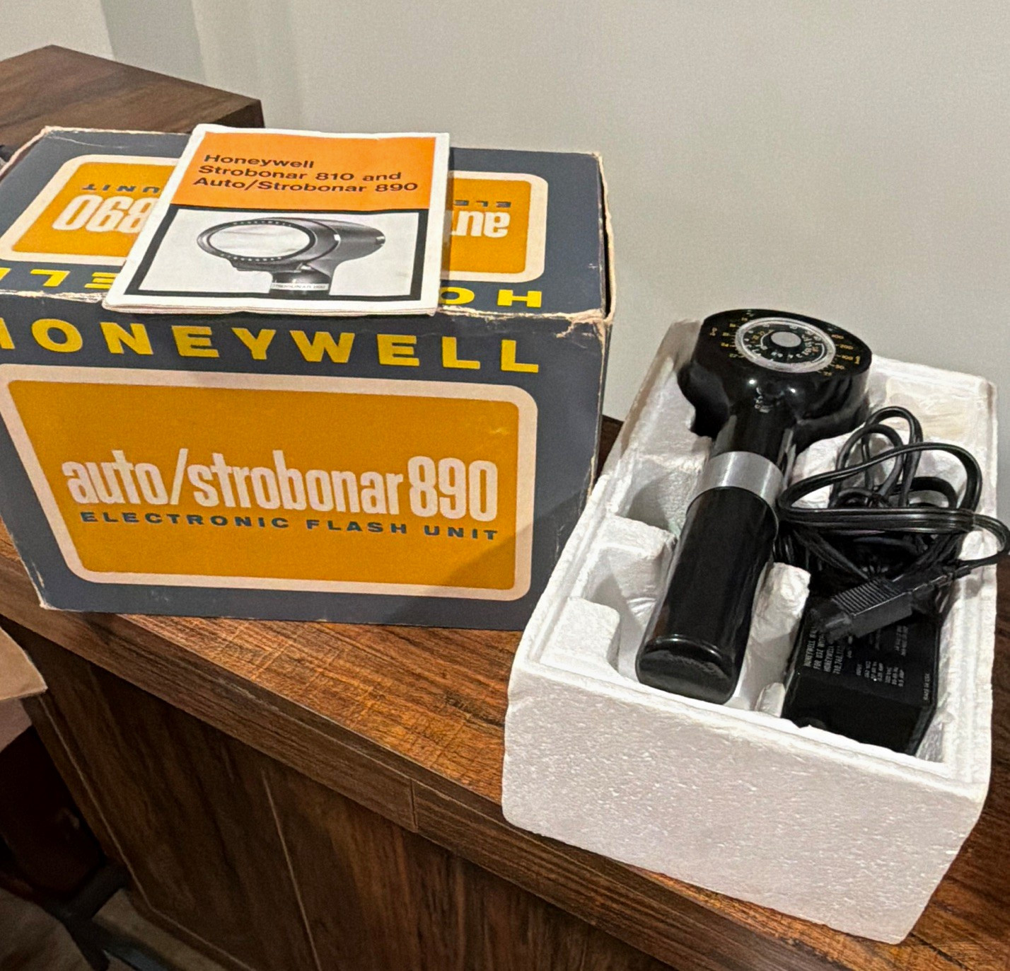 Honeywell Auto/Strobonar 890 Handle Mount Strobe Flash for Film Camera *works*