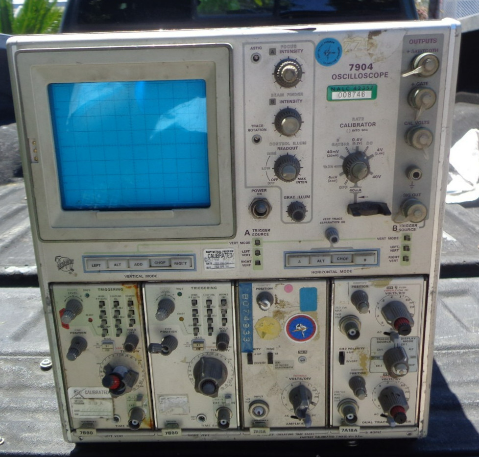 Tektronix 7904 Oscilloscope with Two 7B80, 7A15A & 7A18A Plug-Ins