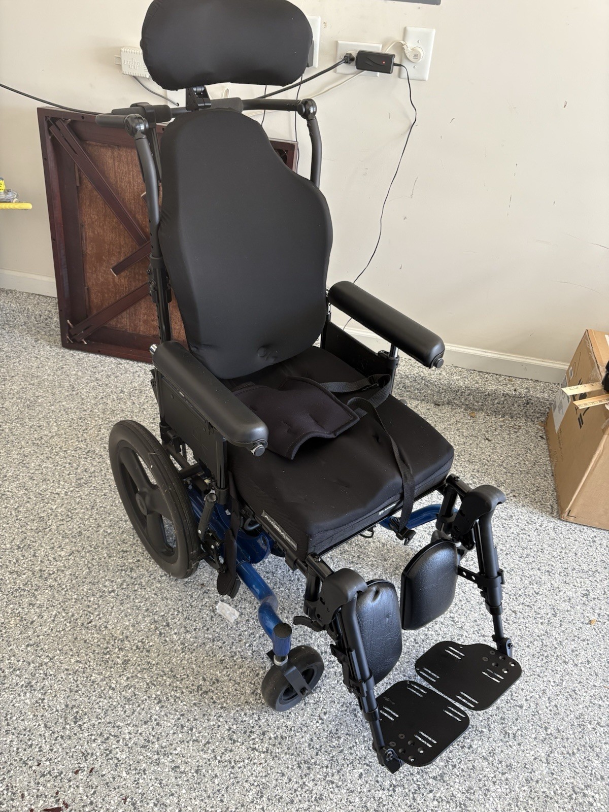 Kit Mobility Focus CR electric Wheelchair w/ Headrest, Elevating legs.