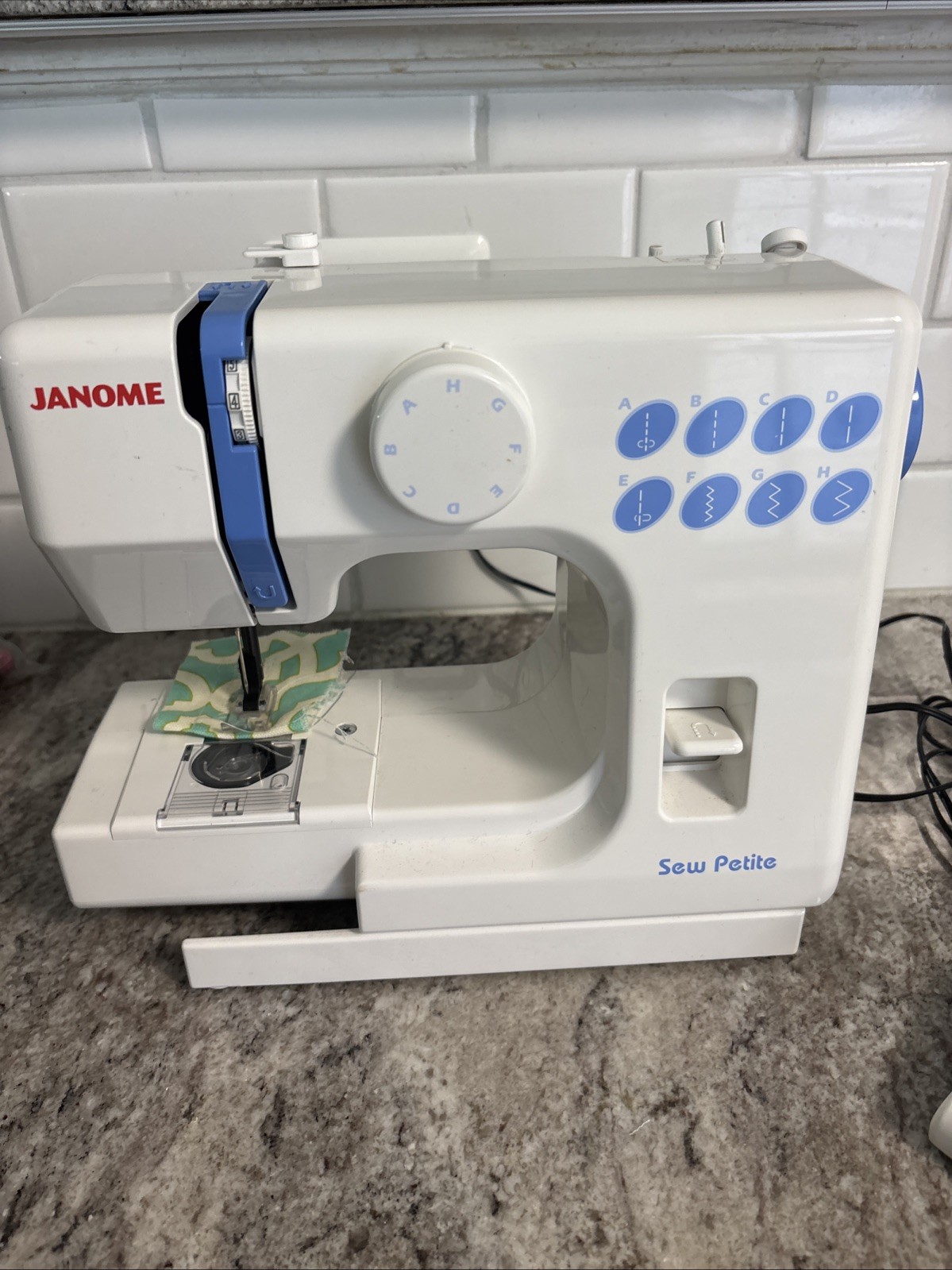 Janome Mini Sew Petite Sewing Machine Model 525 Portable, Manual- Extras! Works!