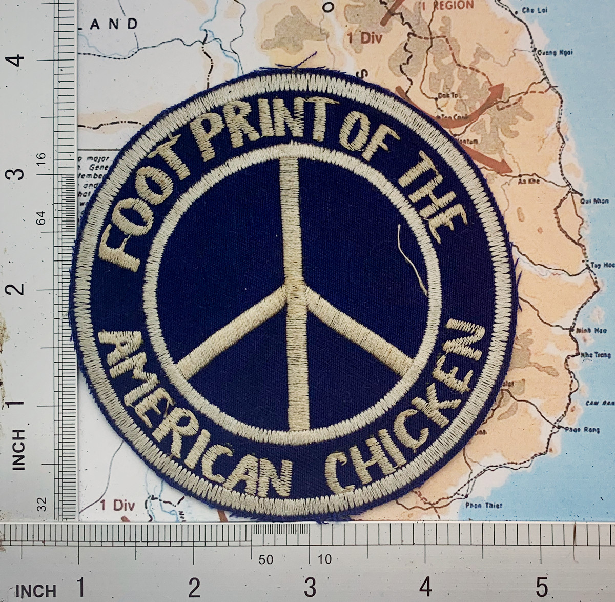Patch , Vietnam War Slogan FOOTPRINT OF THE AMERICAN CHICKEN Patch , t8-476