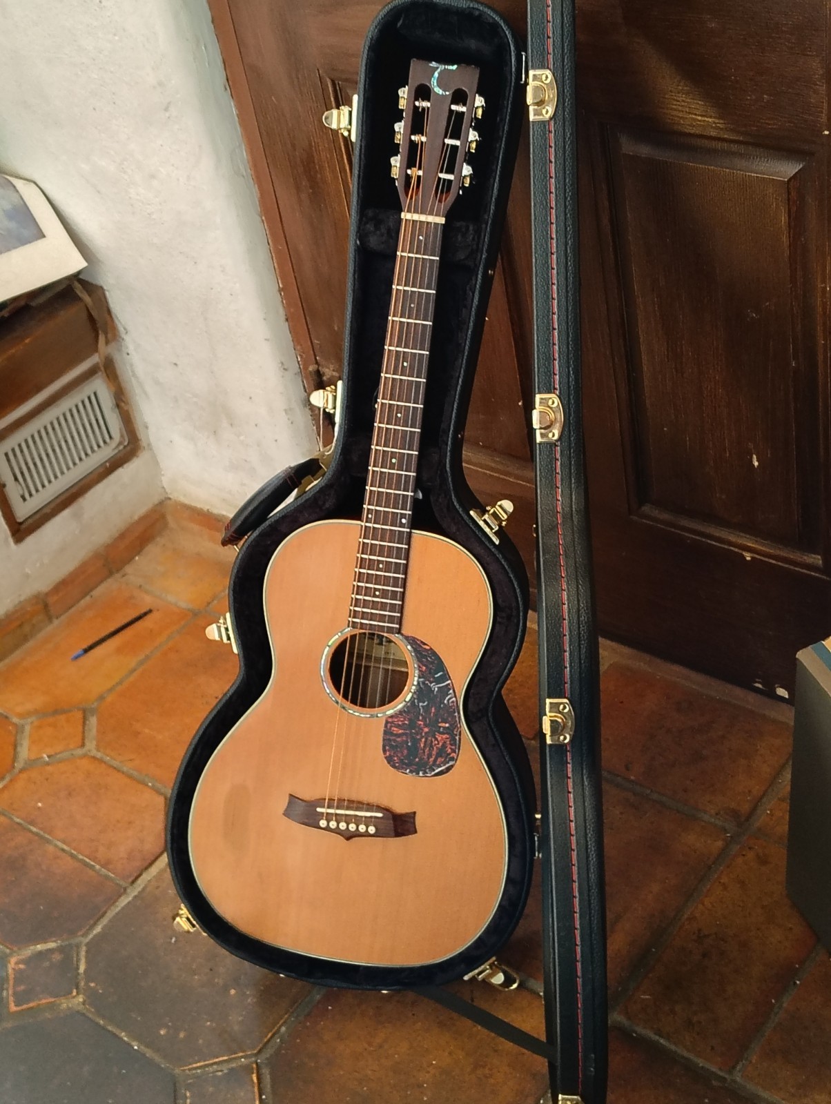 Tanglewood TW73 Classical Guitar 6 String Brown Standard Body with Case