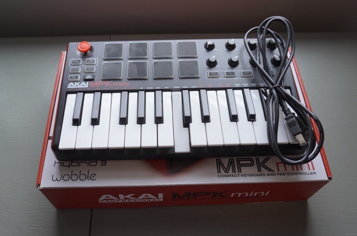 AKAI Professional MPK Mini Compact Keyboard Synthesizer & Pad Controller NIB