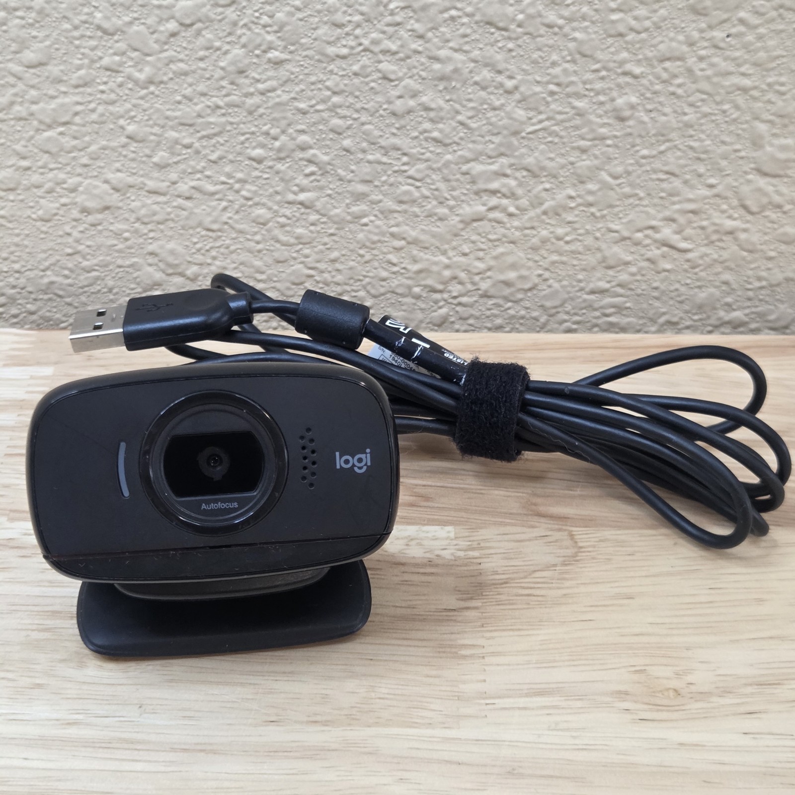Logitech B525 HD 720P  Webcam (860-000456) - Universal Clip, Built-In Mic