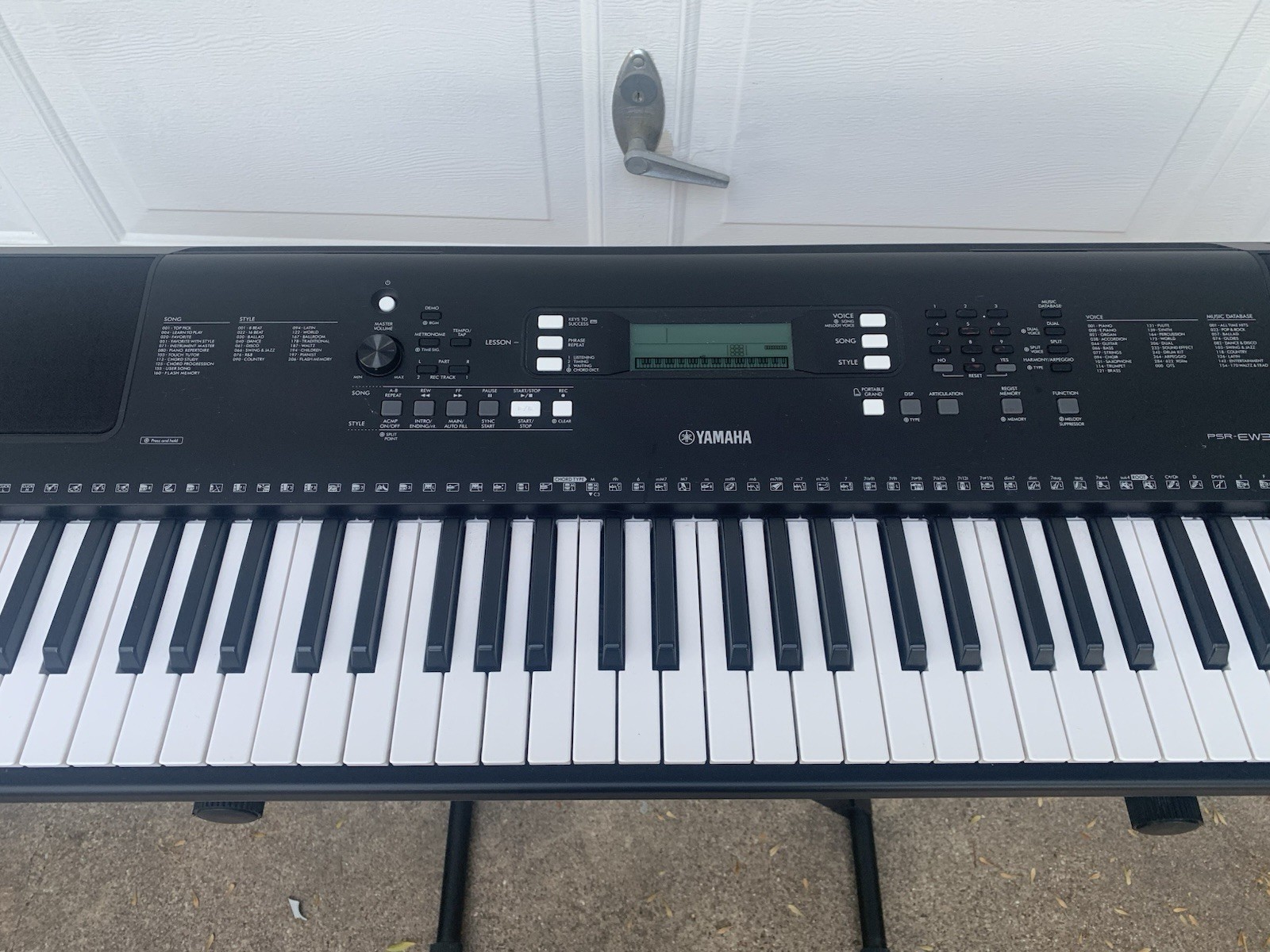 Yamaha PSR-EW310 76-Key Touch-Sensitive Portable Keyboard + Pro-Line PL2KD Stand