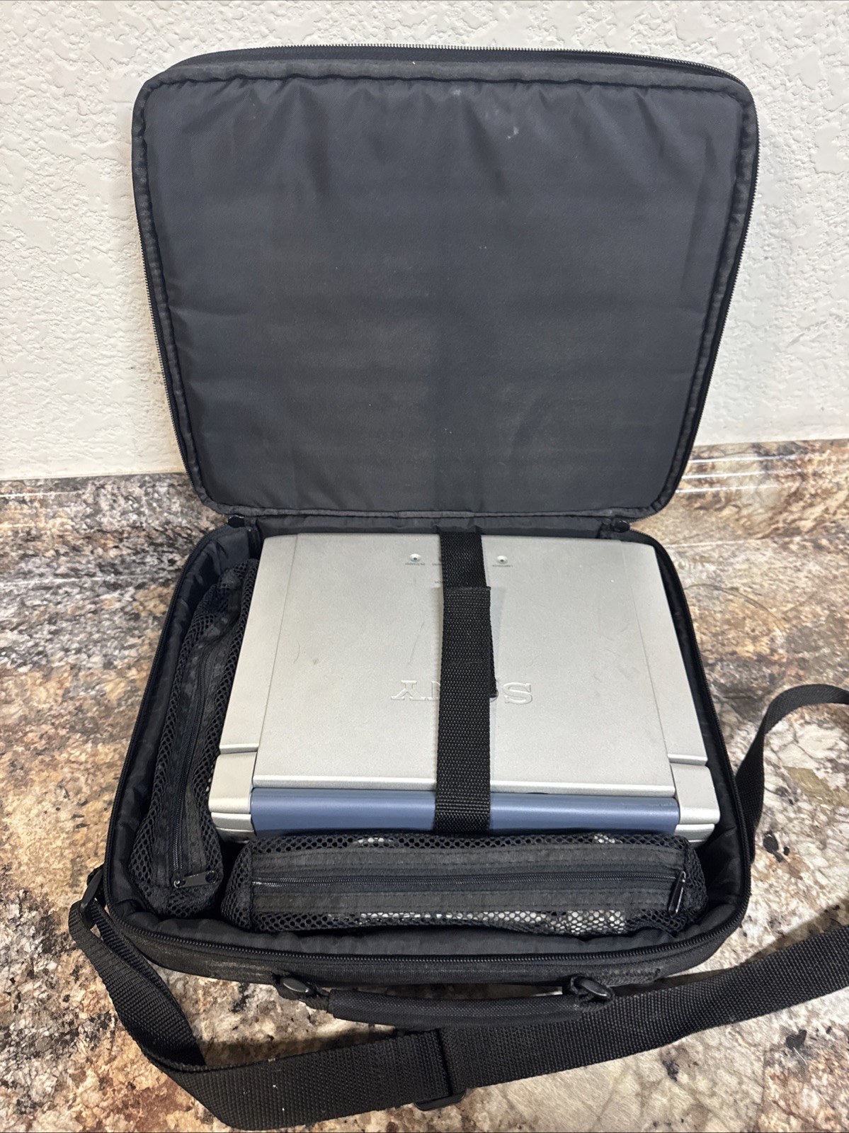 Sony VPL-CS4 LCD Data Projector With Power Cable Remote And Carry Case
