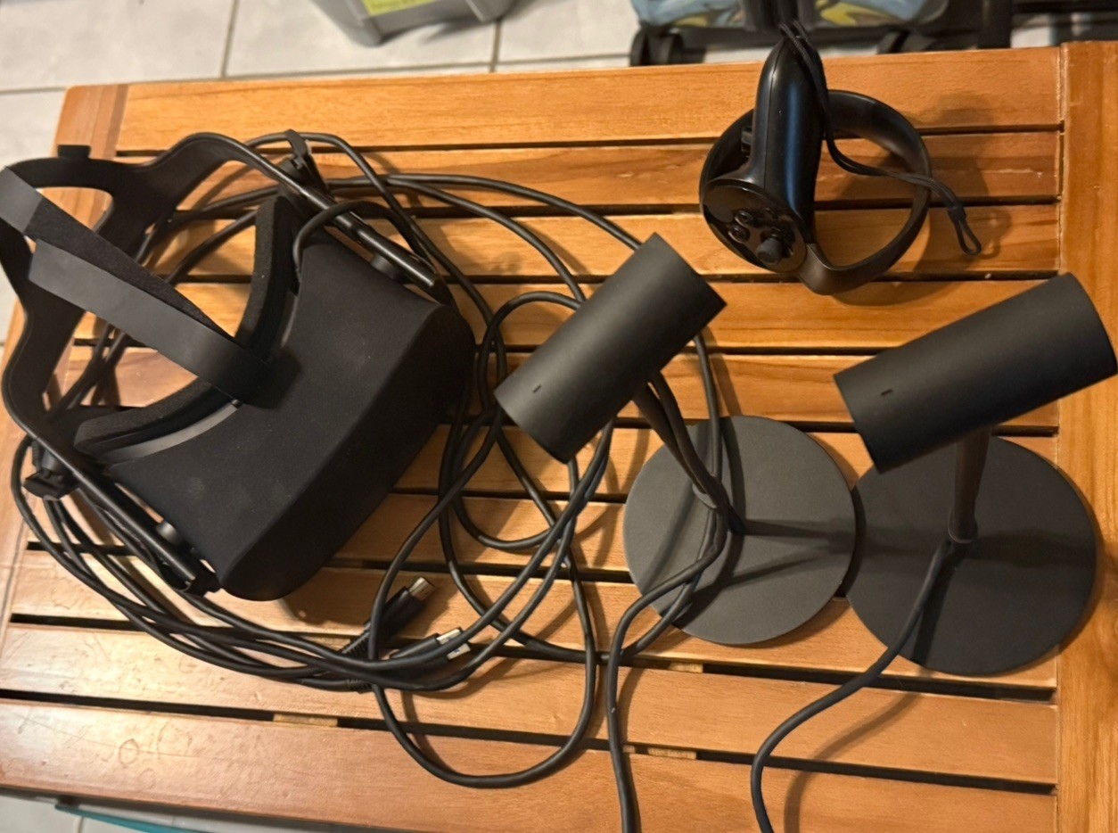 Oculus C-4 A VR Headset, 2 Sensors, 1 Controller, Original Cables, READ Descrip