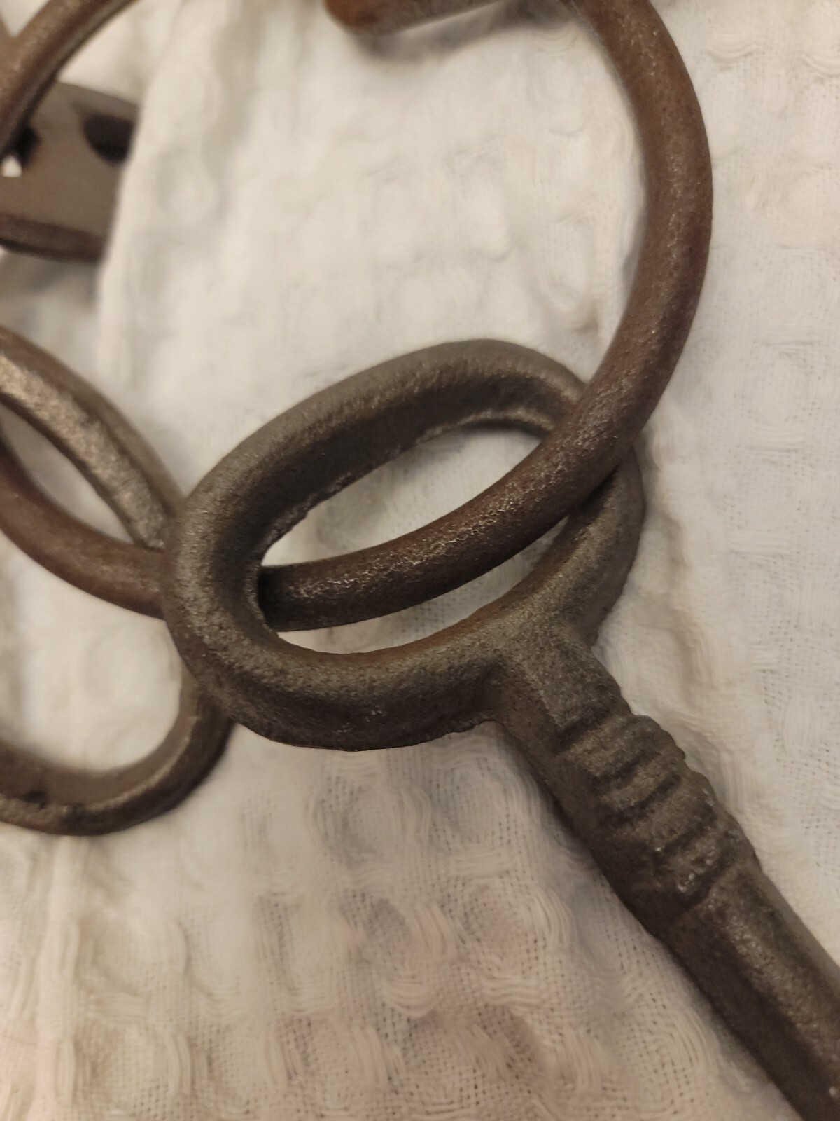 KEYS SET OF 4 CAST IRON Large Cast 7" Keys on Ring KEYRING