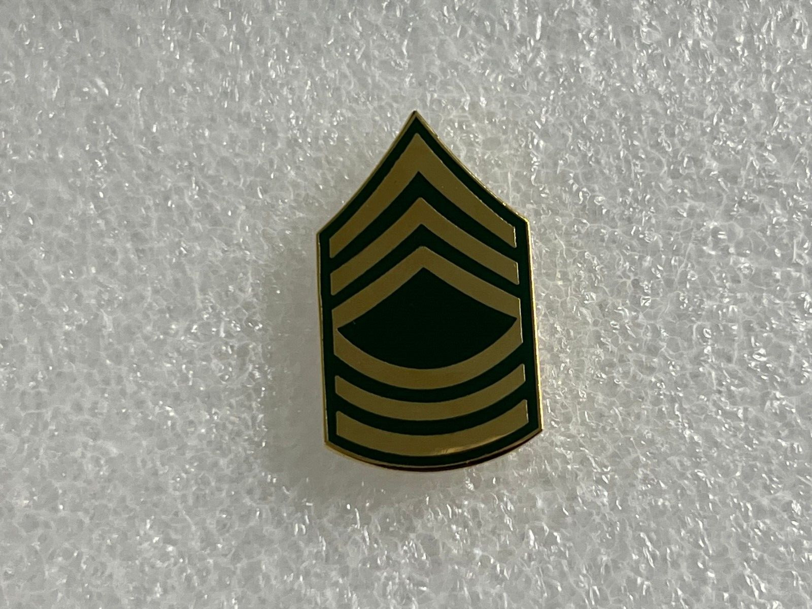 US ARMY MASTER SERGEANT (E-8) RANK HAT PIN BRASS ON OD GREEN BACKGROUND (HO)