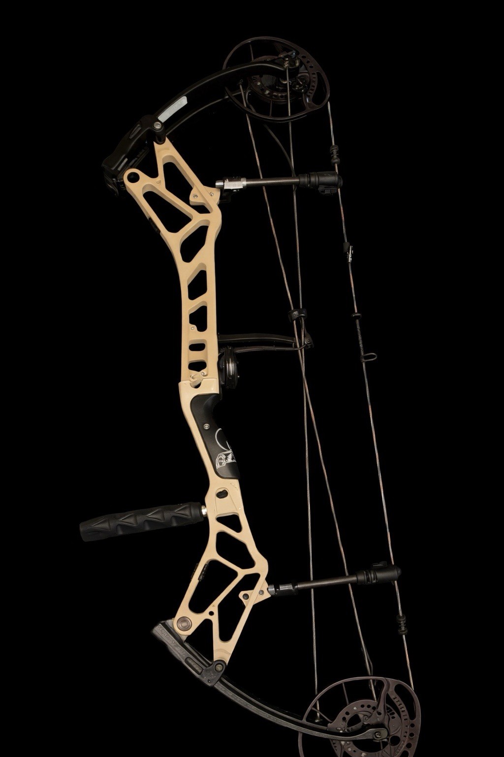 Bear Archery BR33 RH Compound Bow 70lb 33in. Bow Only.