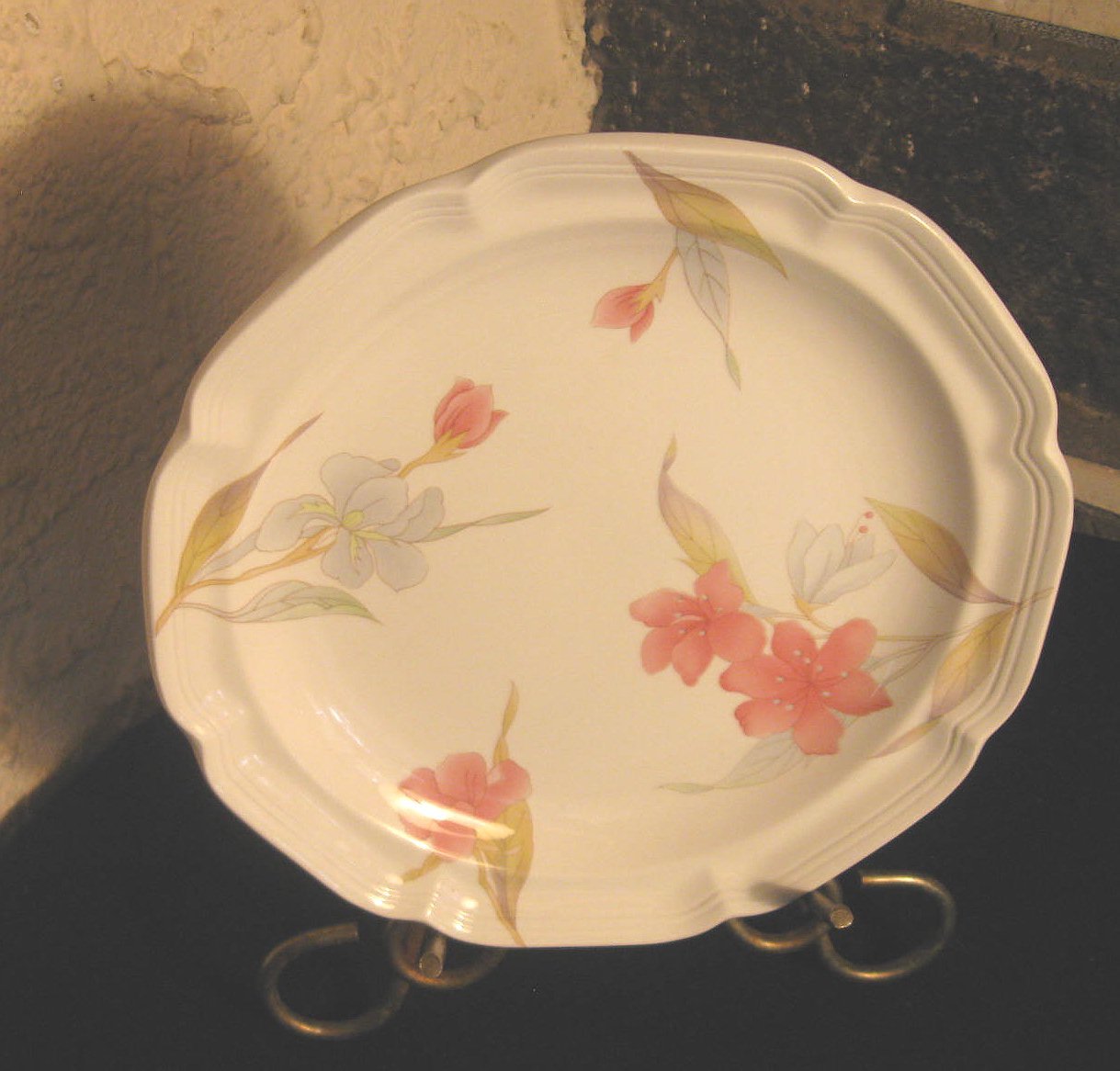 HANKOOK  plate England Pastel pink & blue flowers scalloped 10 3/4 FREE SHIP!