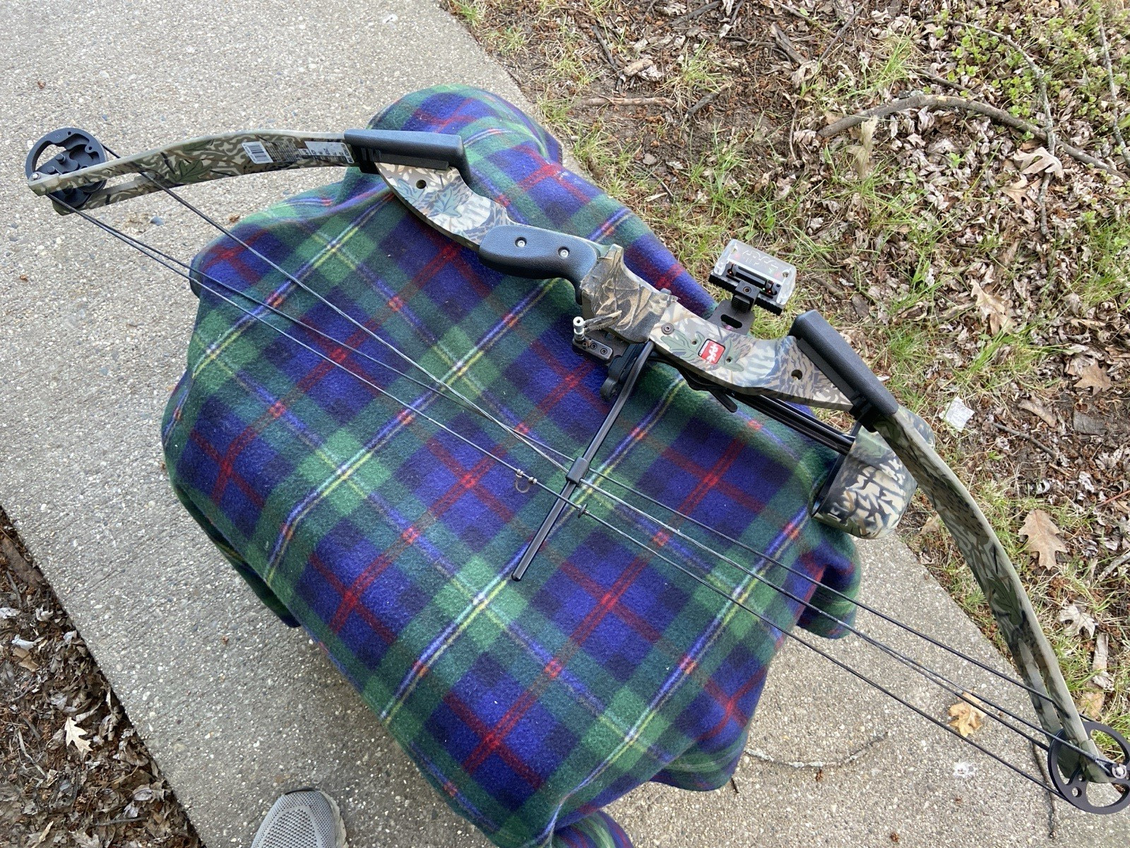 VERY NICE PSE NOVA COMPOUND BOW W/QUIVER, SIGHT, REST