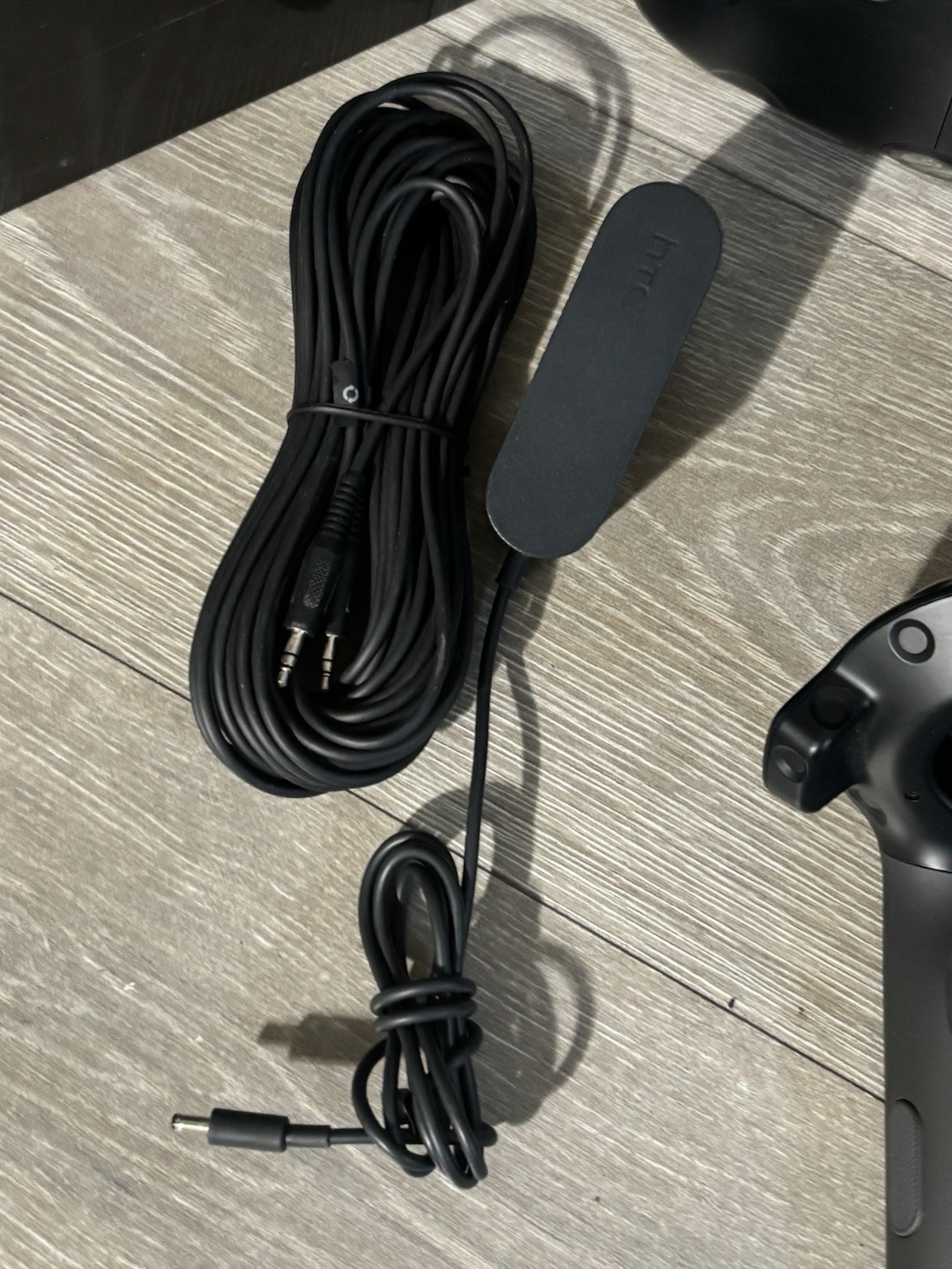 HTC Vive VR Full Headset Kit System Virtual Reality TURNS ON BUT UNTESTED AS-IS