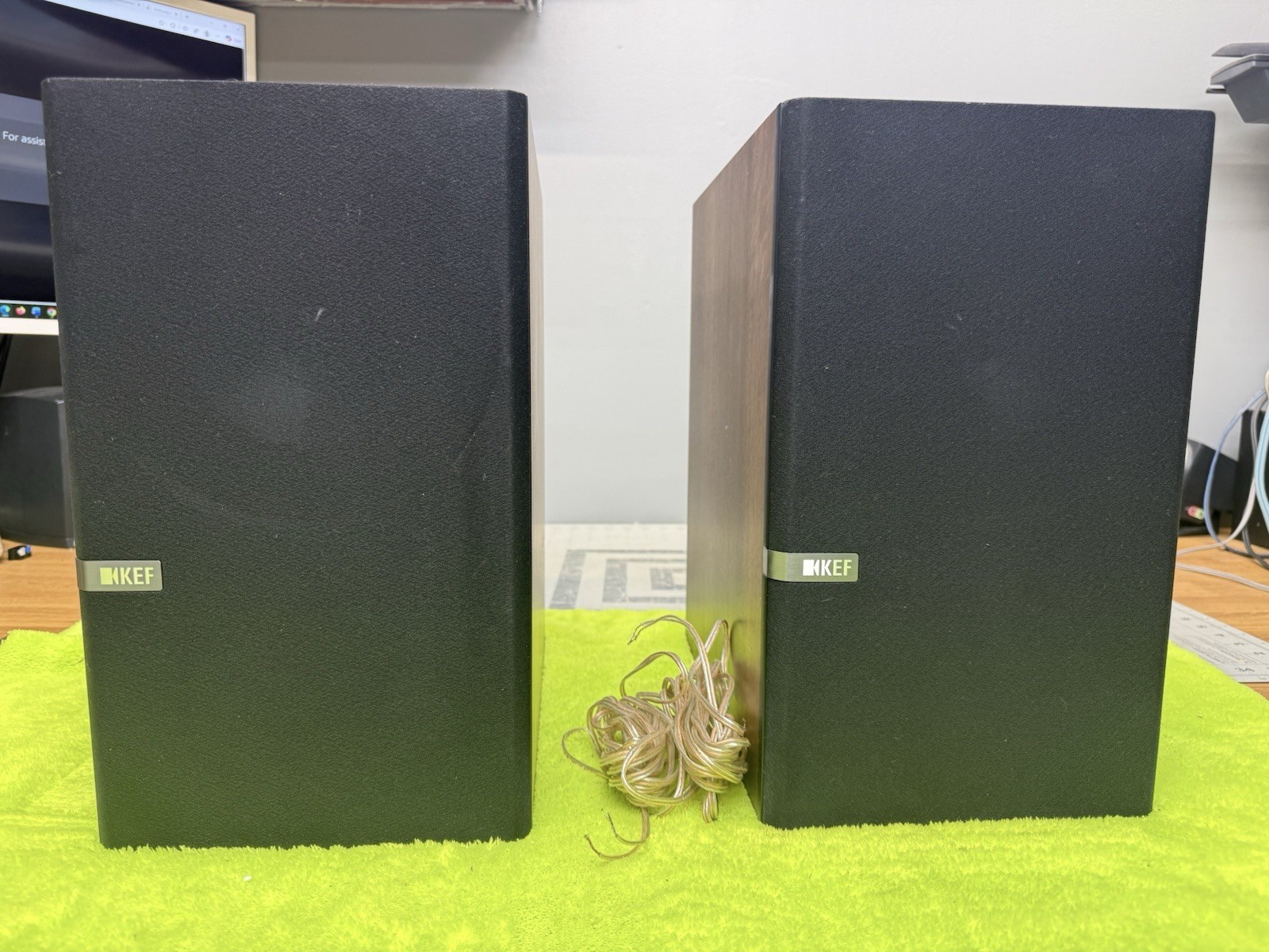 KEF Q300 Speakers 2-way bookshelf bass reflex system WORK SOUND GREAT LOW HOURS