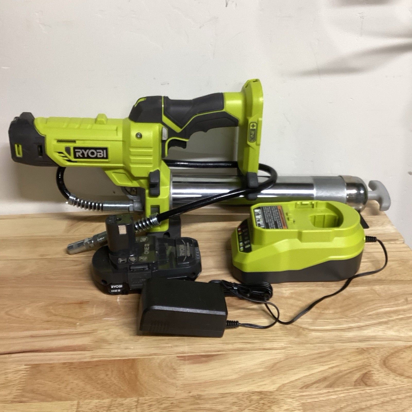 ONE+ P3410-PSK005 18V Cordless Grease Gun with 2.0 Ah Battery and Charger