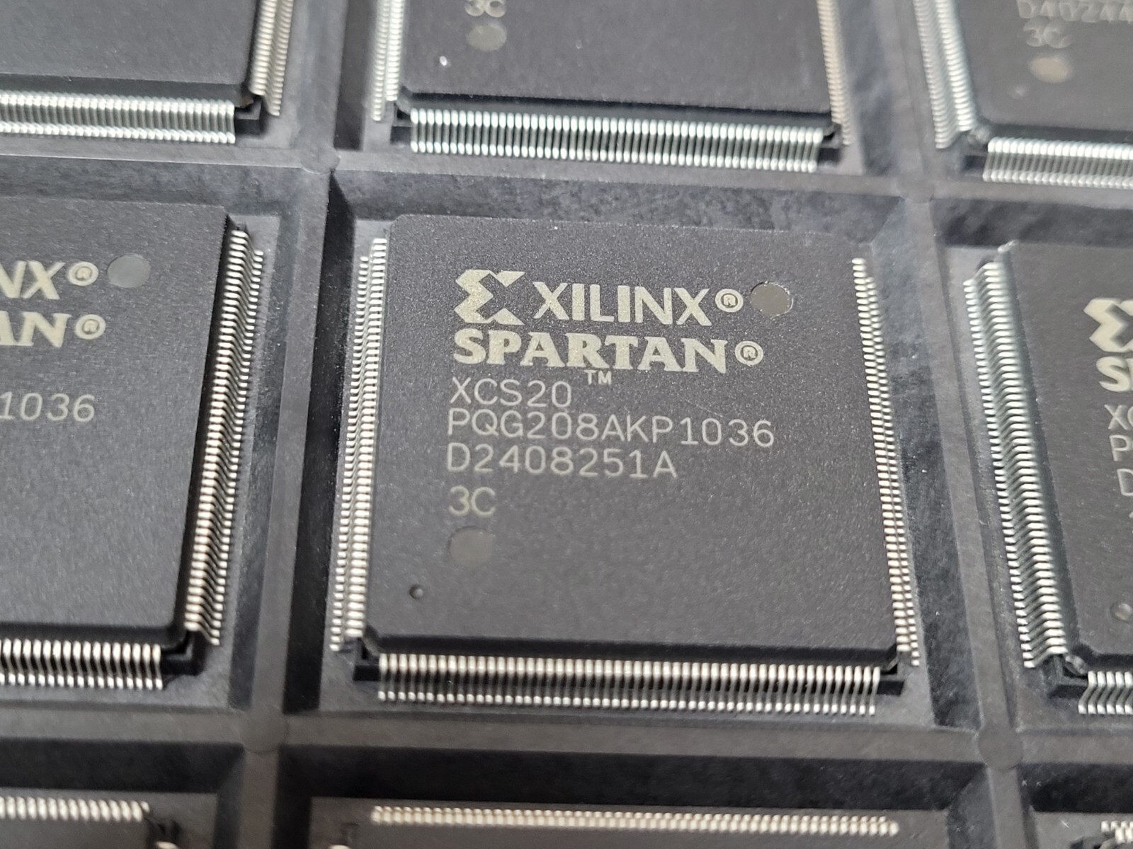 (1PC) XCS20-3PQG208C XILINX (FPGA) IC 160 12800 950 208-BFQFP
