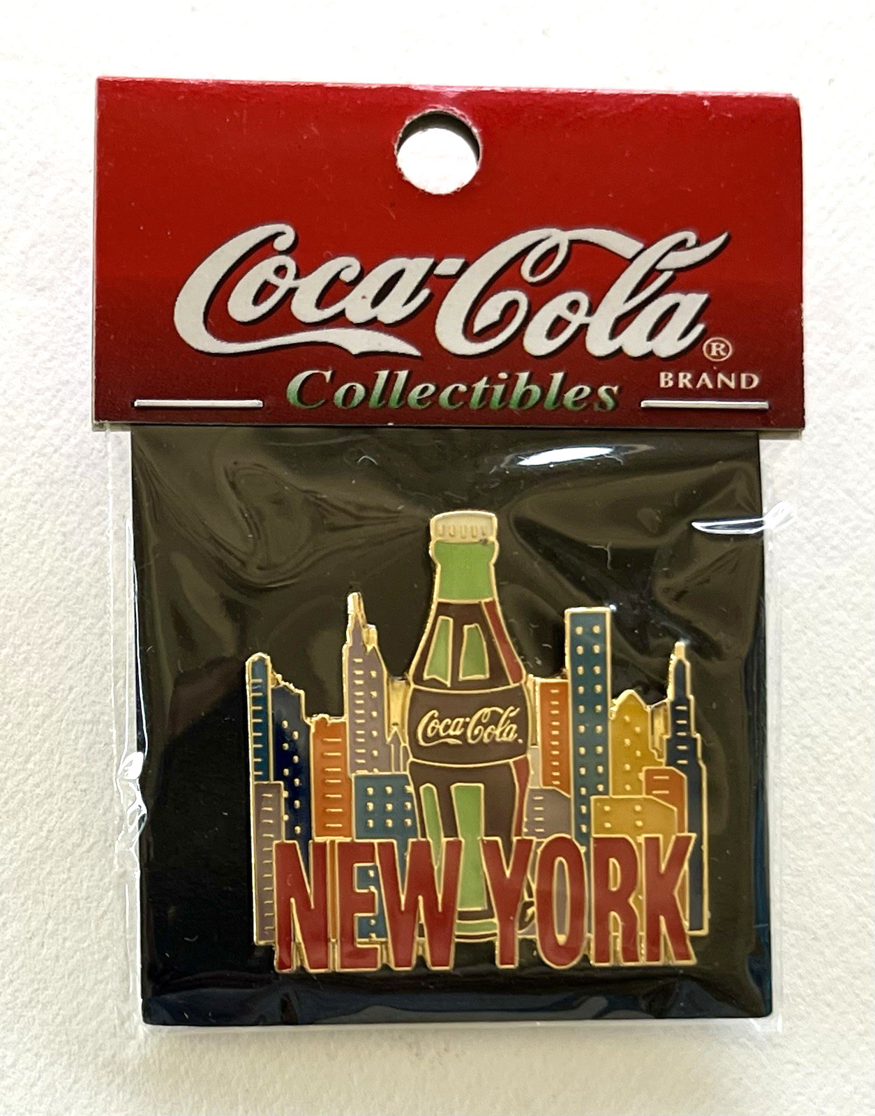 COCA-COLA COLLECTIBLES PIN BADGE/ NEW YORK SKYLINE with COCA-COLA BOTTLE