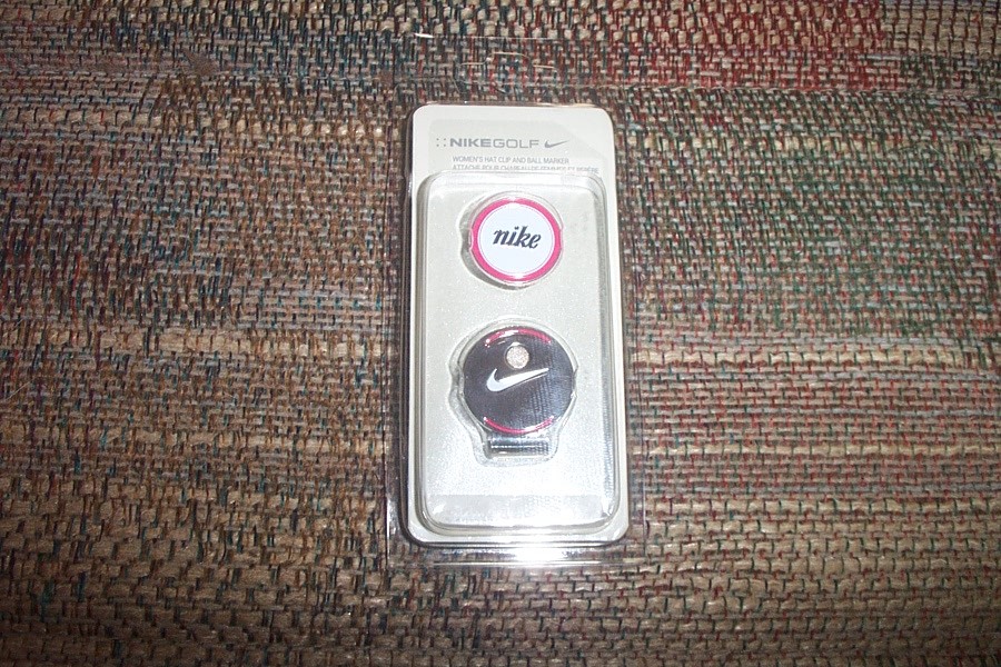 BRAND NEW Nike Womens   Hat clip and golf ball marker  lady