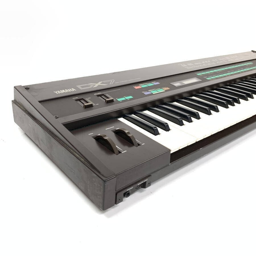 Yamaha DX7 Digital Programmable Algorithm Synthesizer keyboard