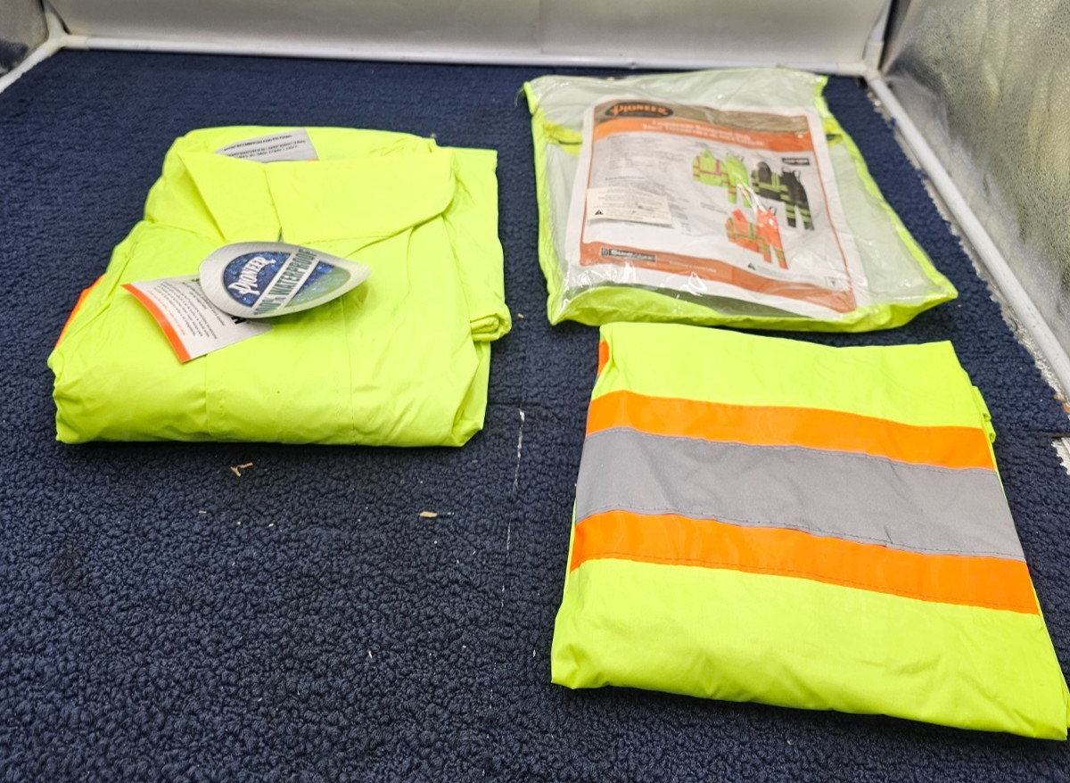 PIONEER V1080160U Lightweight Waterproof Rain Suit Size Large High-Vis Y/G 5599U