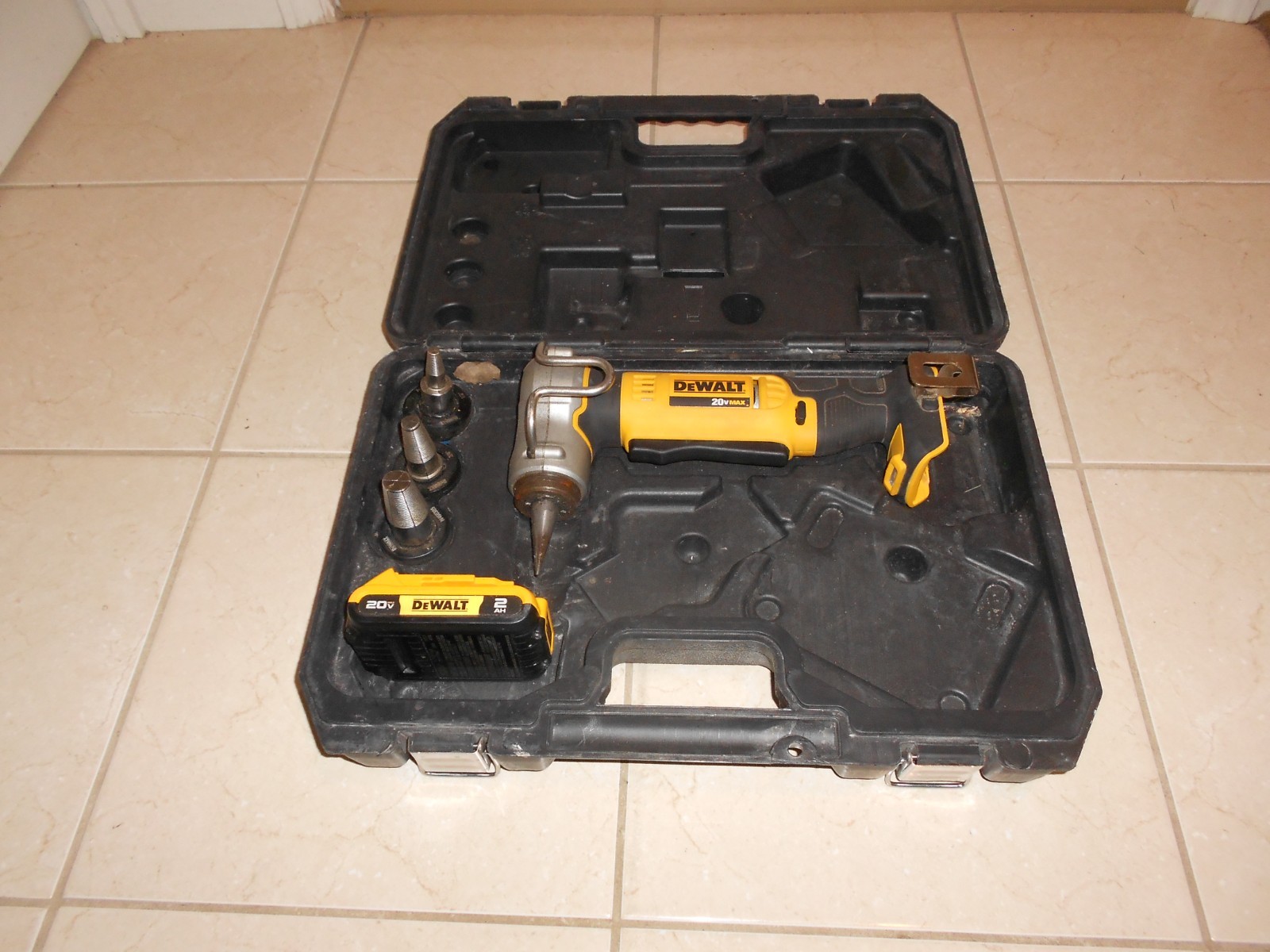 DEWALT MODEL DCE 400 PEX TUBE EXPANDER