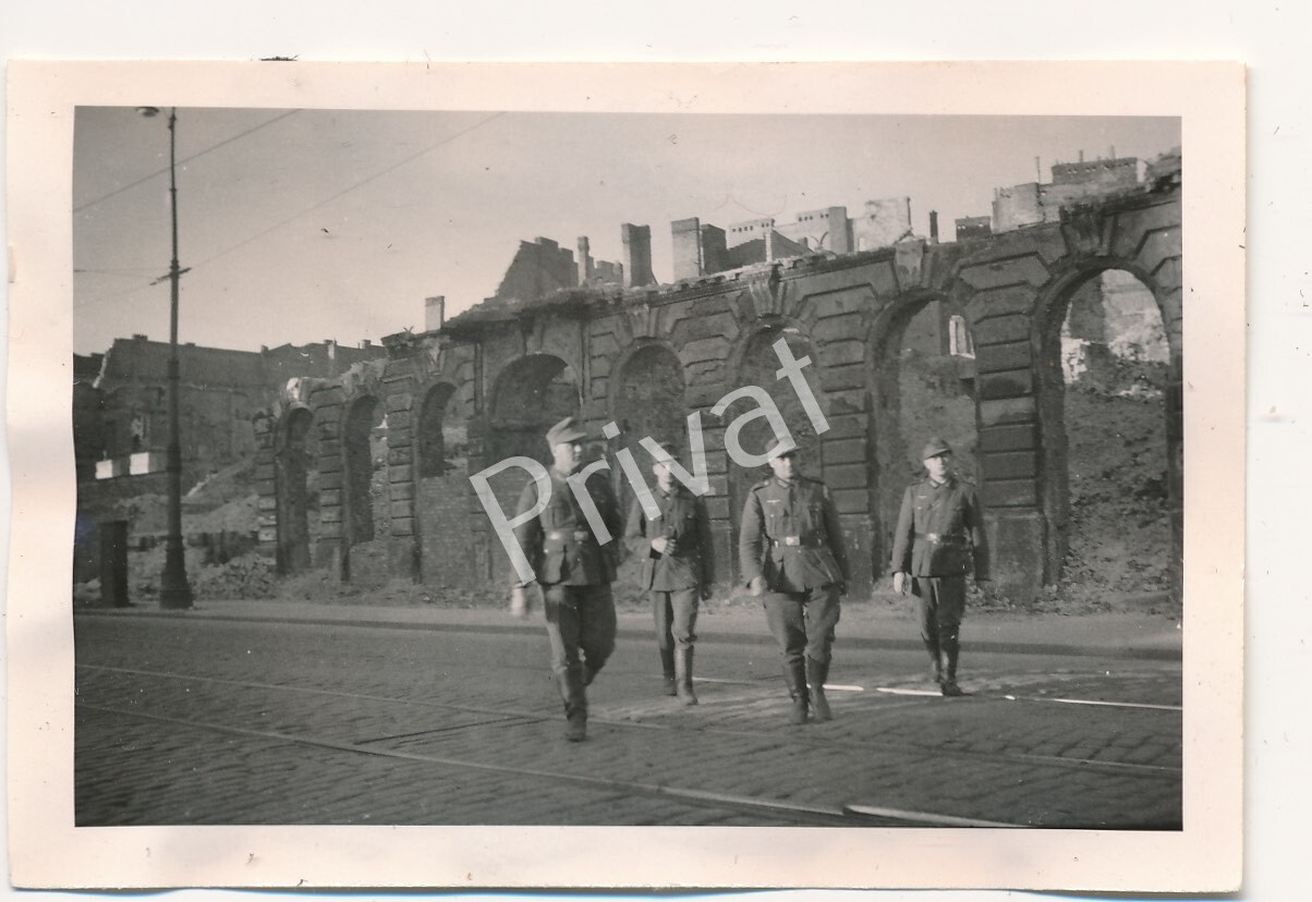 Photo WW II Wehrmacht Soldiers Leisure Ruins K1.59