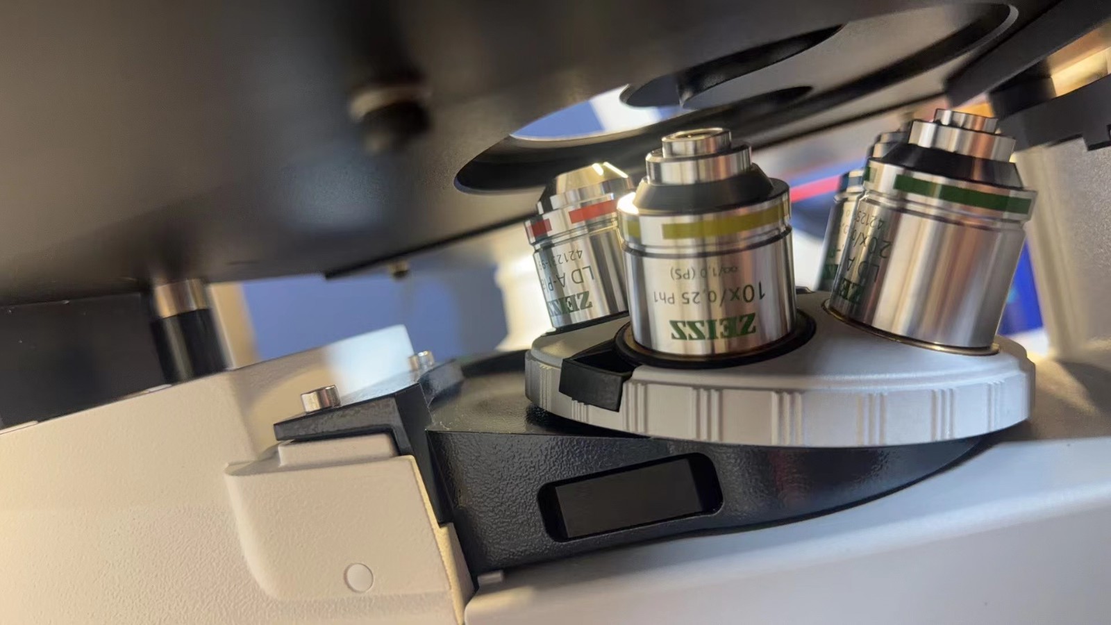 Zeiss Axio Vert.A1 Inverted Fluorescence Microscope w/ Axiocam 105 & 4 Objective