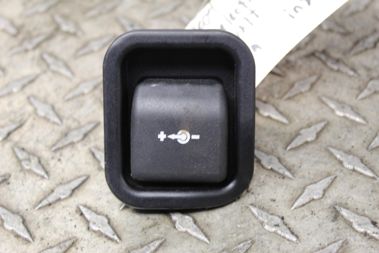 2004 BMW 530i ELECTRIC CHARGING UNIT PORT PLUG IN OEM 04