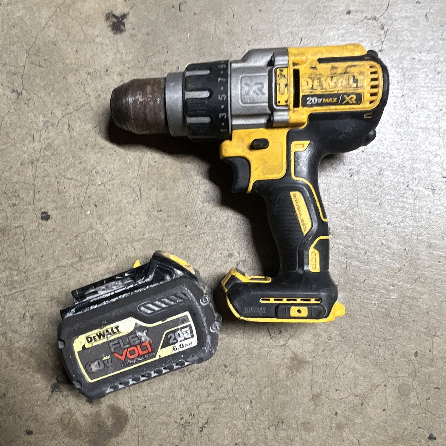 DEWALT 20V MAX XR Cordless Drill/Driver Keyless Chuck 6Ah Li-Ion Battery