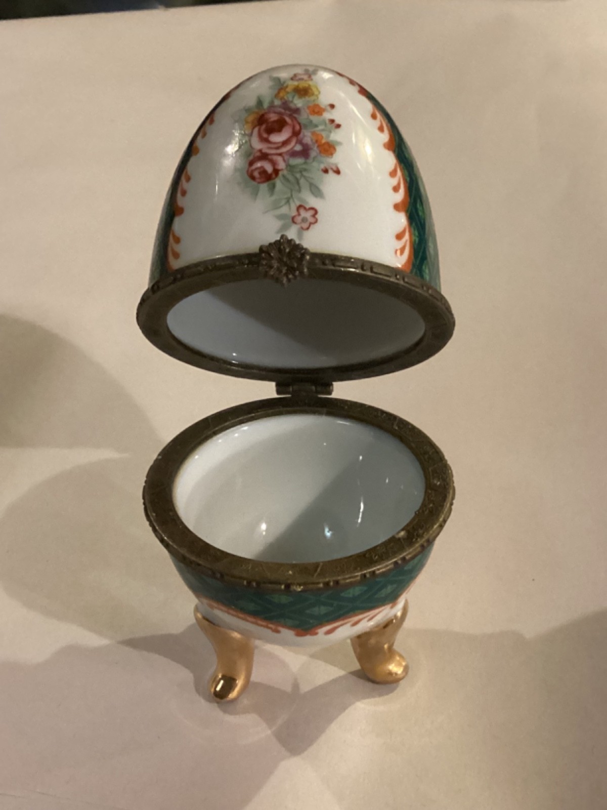 MULTICOLOR BRASS HINGED PORCELINE EGG 4” Very Good Condition