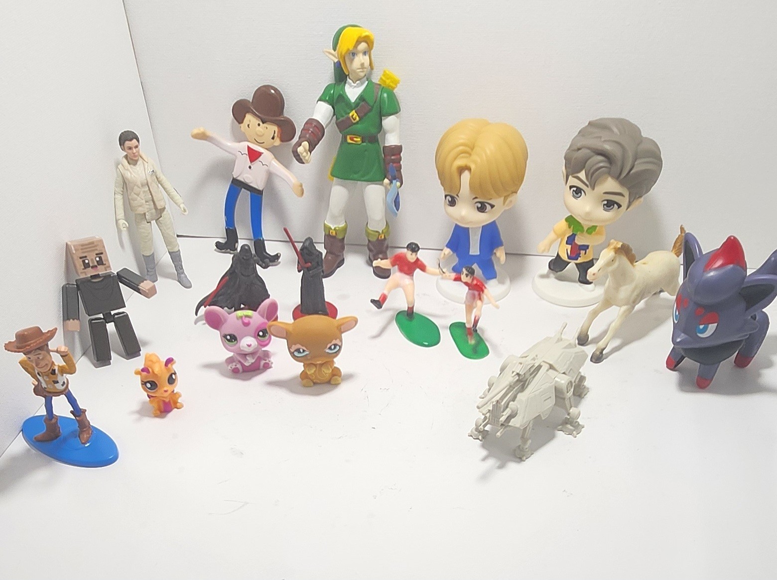 Random  Minifigures 17 Pieces