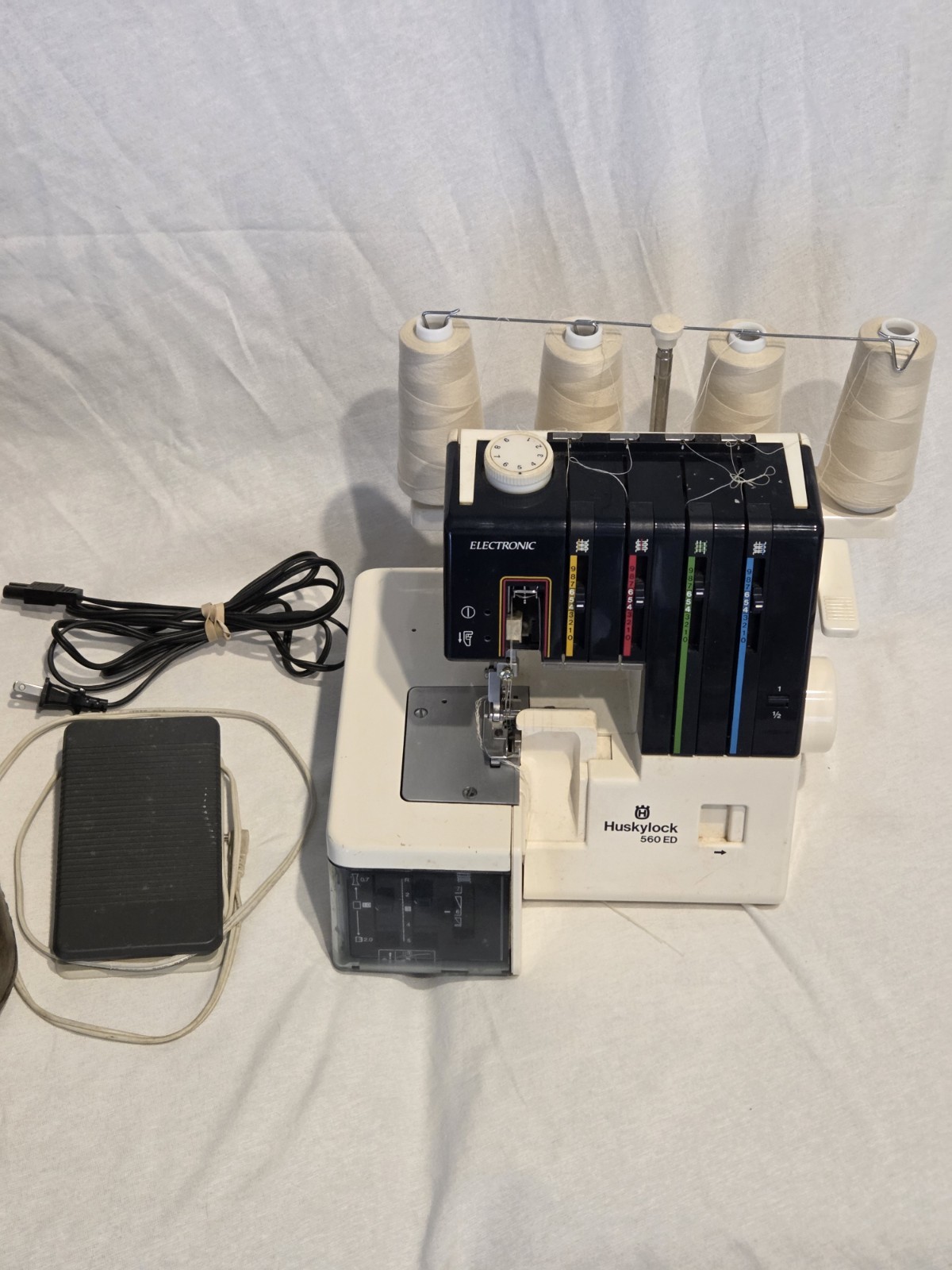 Huskylock 560 ED Electronic Serger Overlock Machine w/ Foot Pedal & Case