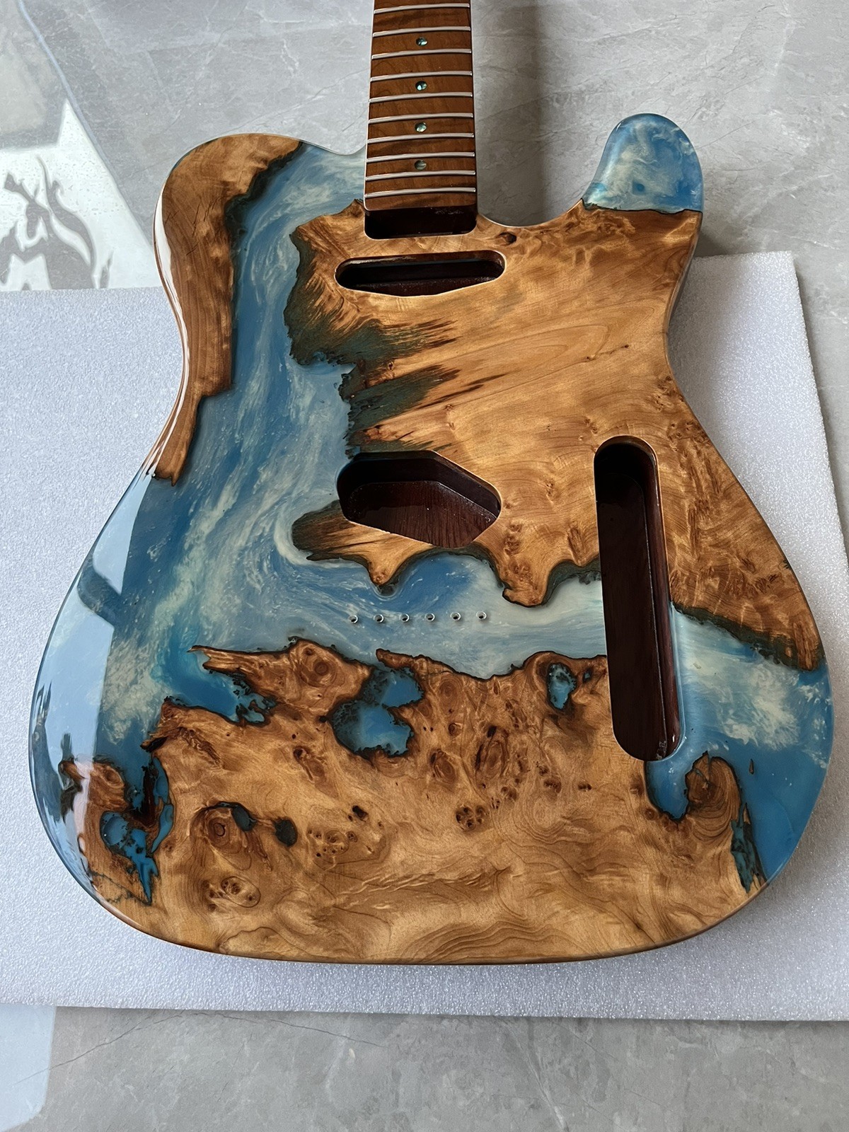 AAAAAmahogany electric guitar body surface with an epoxy resin luster neck A set