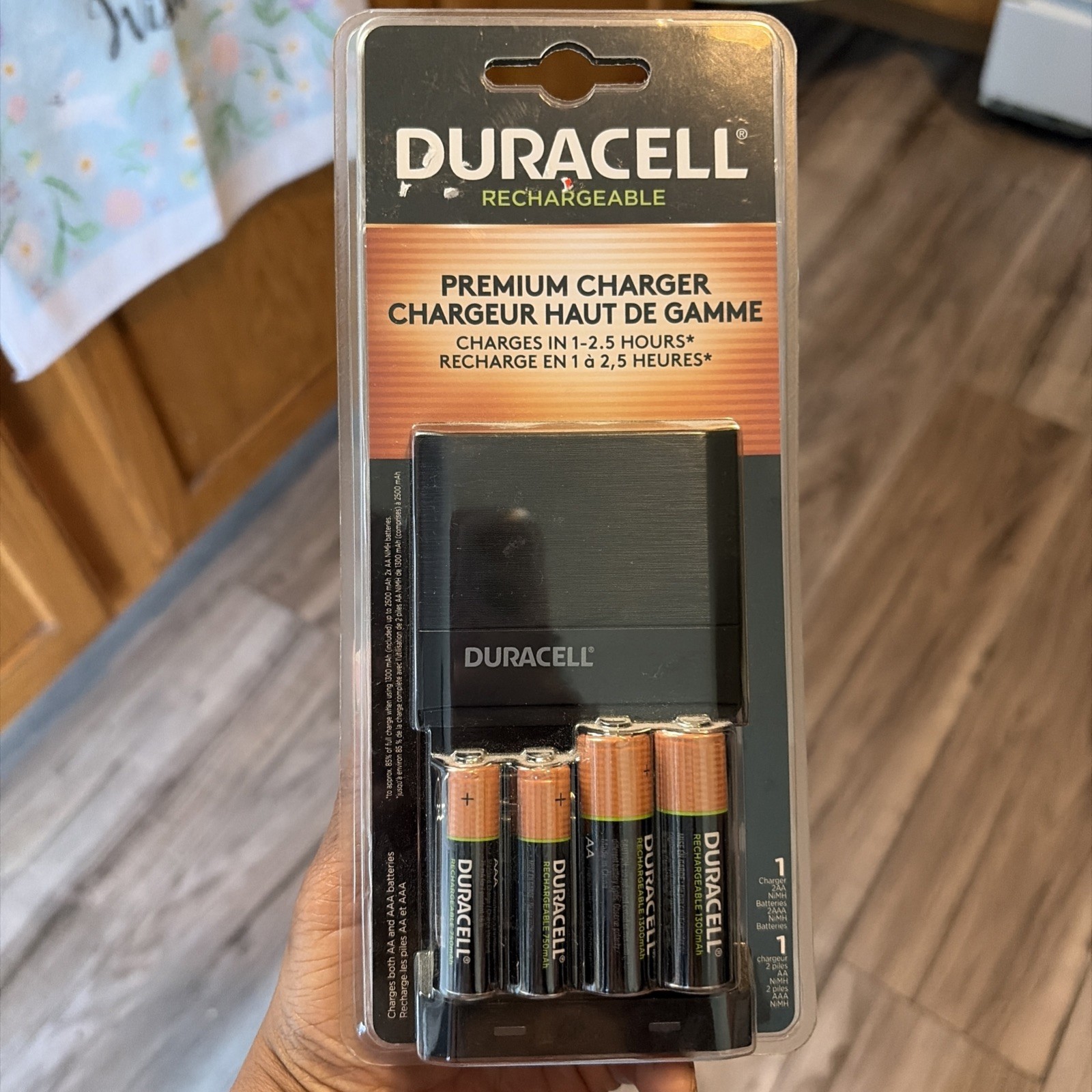 NEW Duracell Rechargeable Premium Charger Includes 2 AA and 2 AAA NiMH Batteries