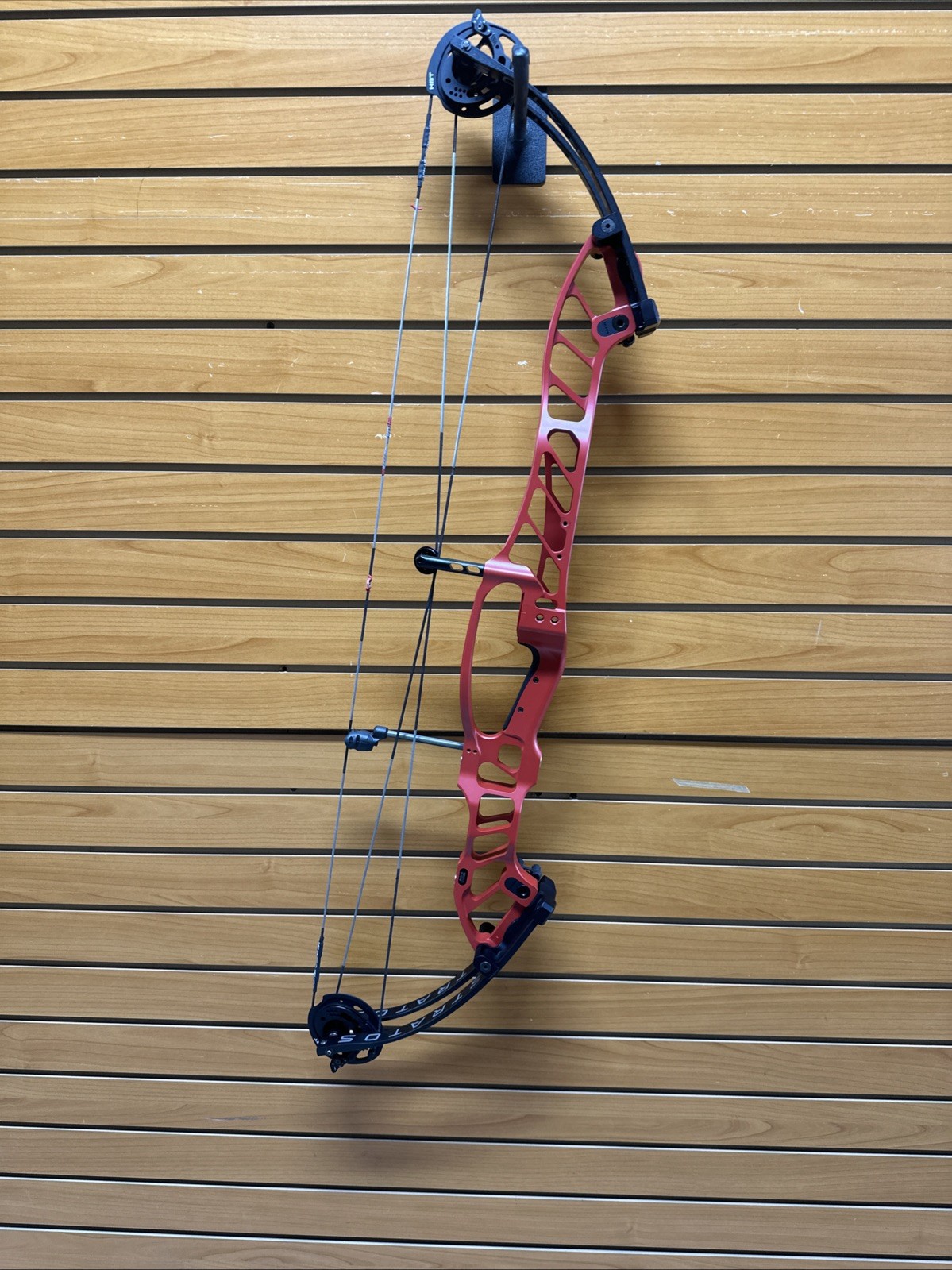Hoyt Stratos 40 Compound Bow - RH - 50-60# - 25.5-29” - Item 6025