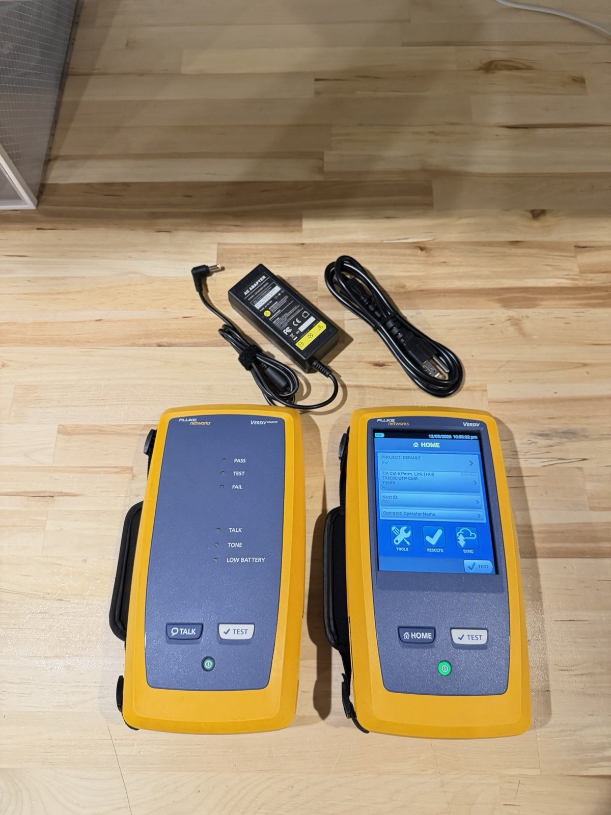 FLUKE NETWORKS VERSIV MAINFRAME & REMOTE W/ CHARGER (FREE SHIPPING)