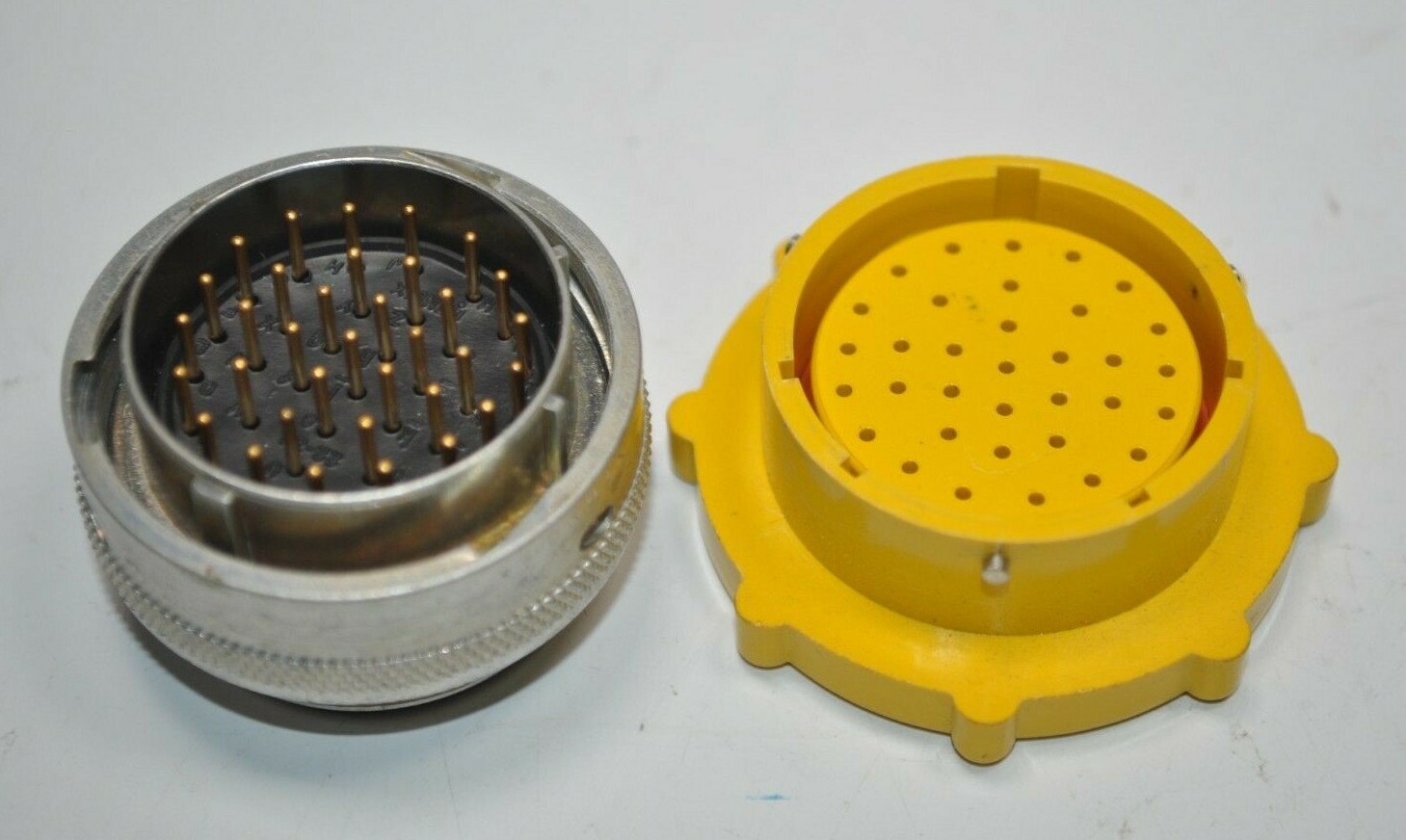 NEW NOS Bendix Mil-Spec Connector Part# SA-1077-28-00 with Yellow Plug/Cap