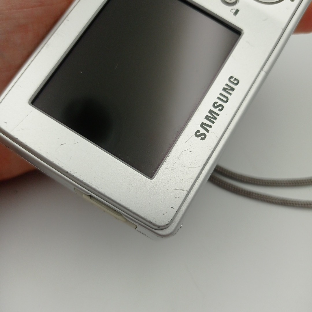 Samsung Digimax D75 7.2MP Compact Digital Camera Silver - Powers Off Randomly