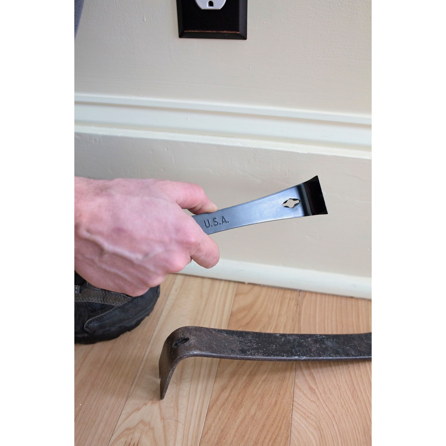 Hyde 45600 Metal Heat Treated Scraper Pry Bar 9.5 L x 1.5 W in.