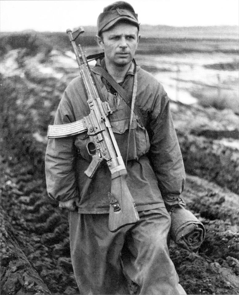 WW2  Photo WWII German Soldier with StG 44  World War Two Wehrmacht Stg44 / 2425