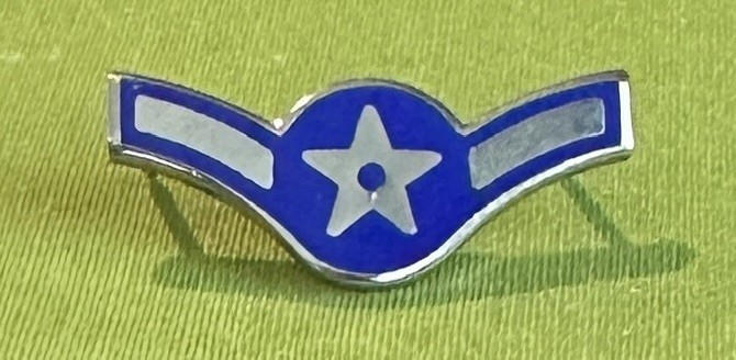 US AIR FORCE E-2 Airman Rank Insignia Silver Tone & Enamel Hat Pin