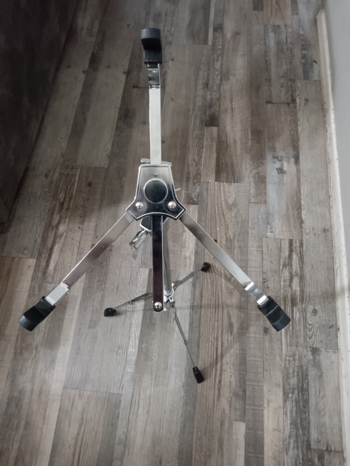 Snare drum stand. Light-medium duty. Excellent condition.