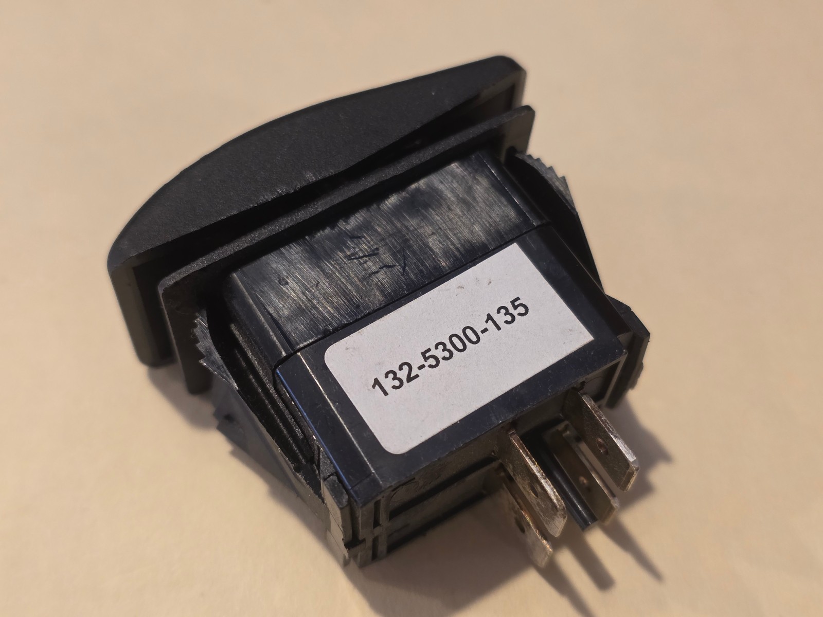 Carling Switch 20A 12V ON-OFF-(ON) or OFF-ON-(ON), DPDT, Bass 132-5300-135